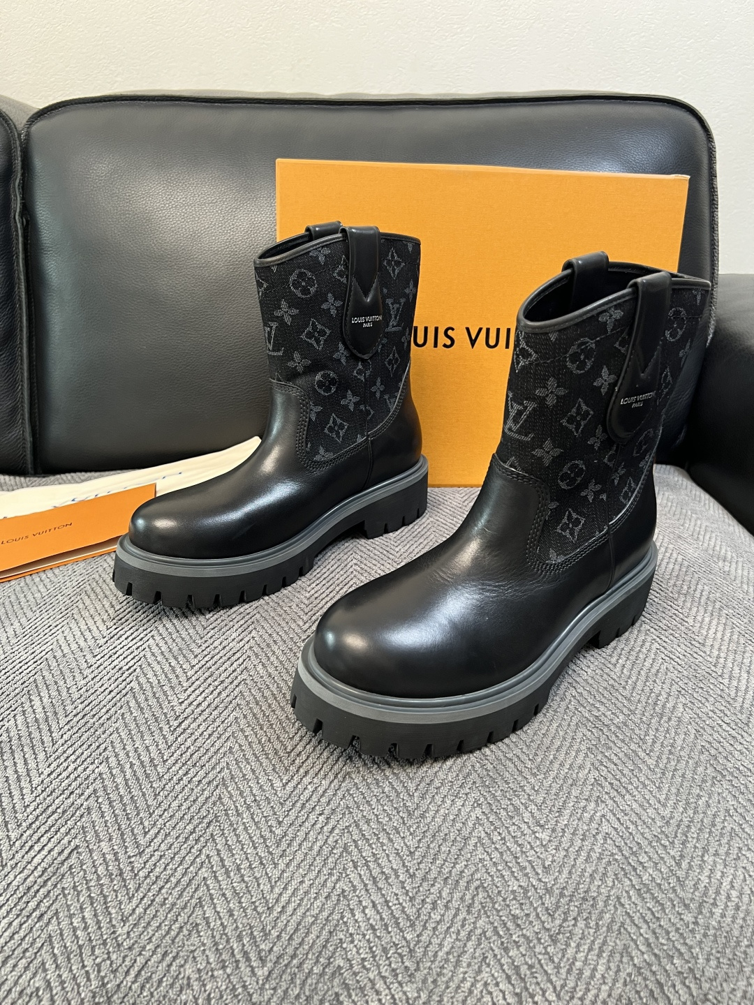 Lv  高品质  顶级工艺品  路易威登，高帮靴子专柜同步，鞋面意大利进口，高品质拼接缤纷色彩复杂工艺品，进口水染牛里 