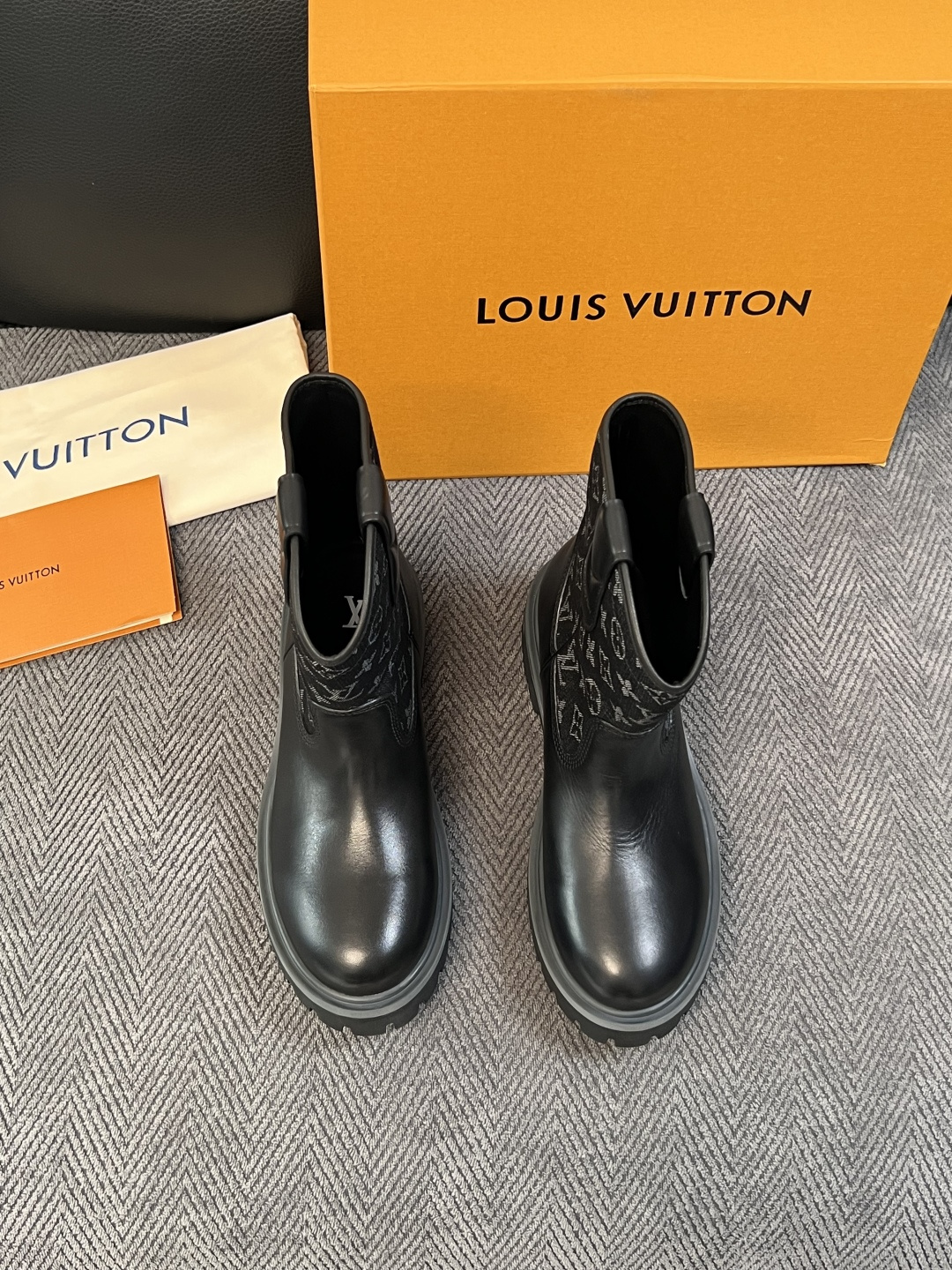 Lv  高品质  顶级工艺品  路易威登，高帮靴子专柜同步，鞋面意大利进口，高品质拼接缤纷色彩复杂工艺品，进口水染牛里 
