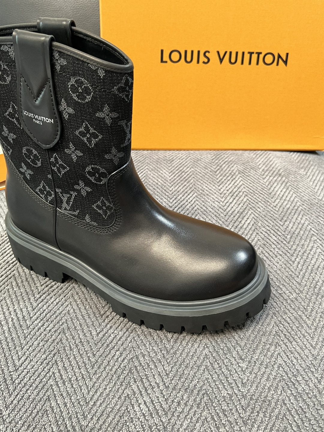 Lv  高品质  顶级工艺品  路易威登，高帮靴子专柜同步，鞋面意大利进口，高品质拼接缤纷色彩复杂工艺品，进口水染牛里 
