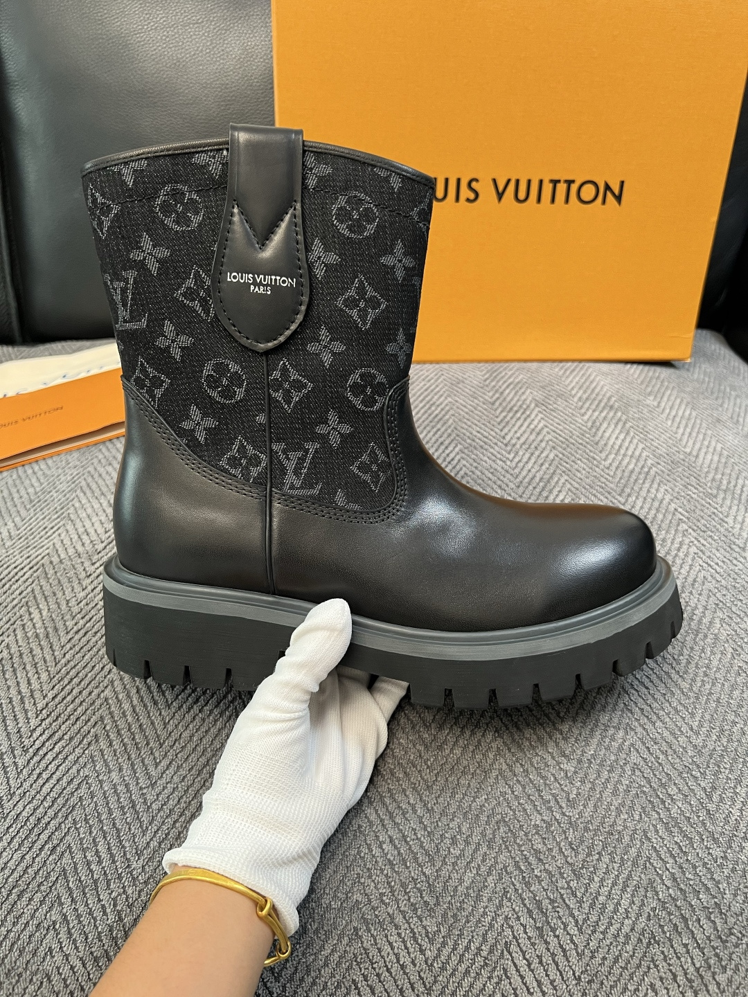 Lv  高品质  顶级工艺品  路易威登，高帮靴子专柜同步，鞋面意大利进口，高品质拼接缤纷色彩复杂工艺品，进口水染牛里 