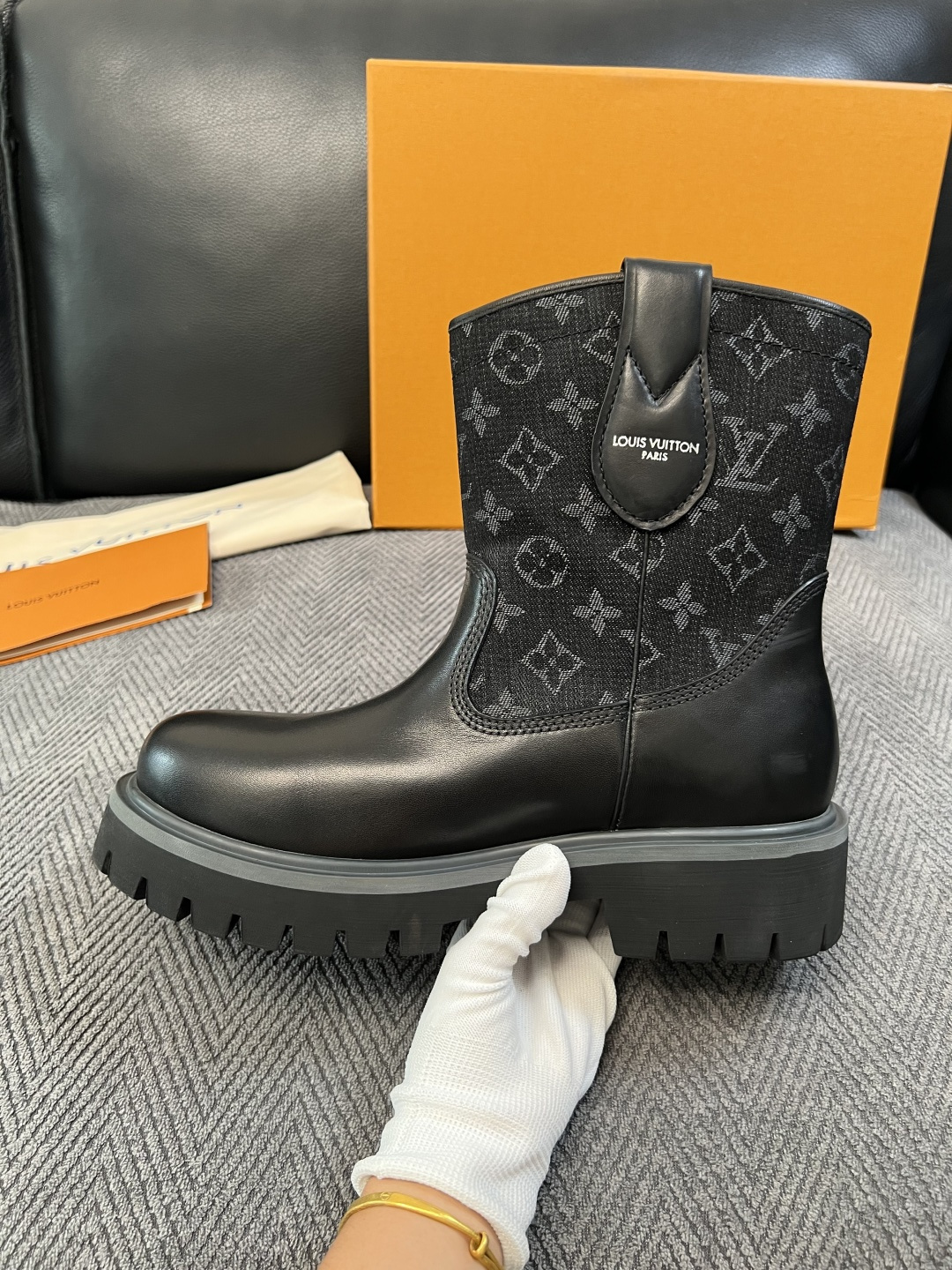 Lv  高品质  顶级工艺品  路易威登，高帮靴子专柜同步，鞋面意大利进口，高品质拼接缤纷色彩复杂工艺品，进口水染牛里 