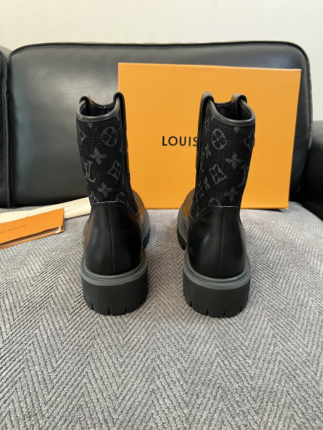 Lv  高品质  顶级工艺品  路易威登，高帮靴子专柜同步，鞋面意大利进口，高品质拼接缤纷色彩复杂工艺品，进口水染牛里 