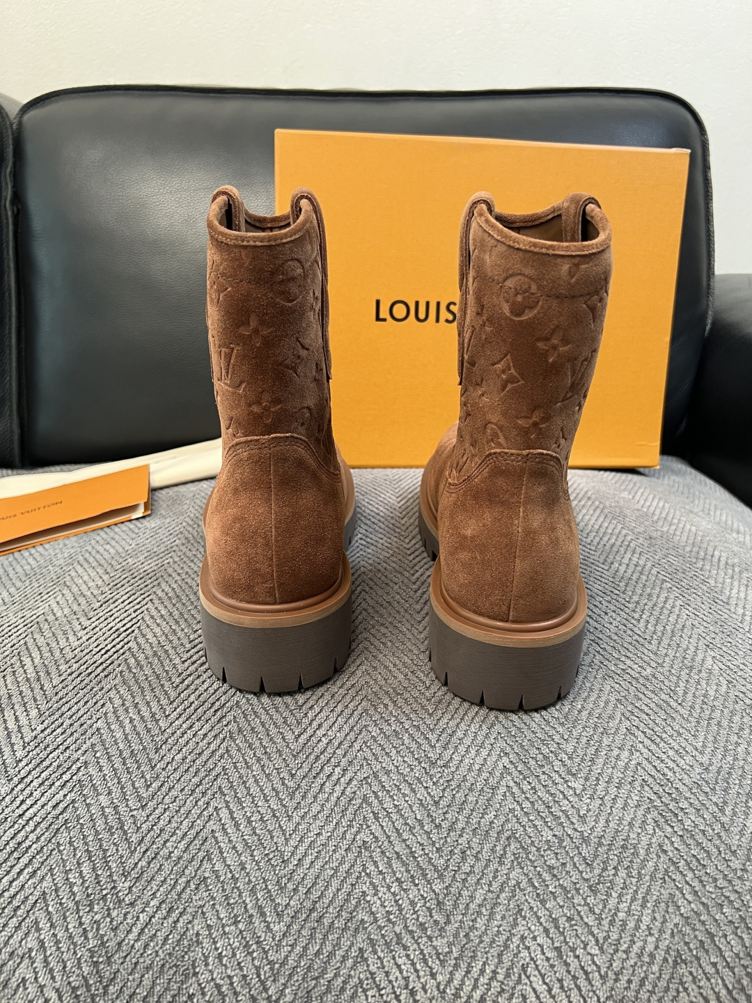 Lv  高品质  顶级工艺品  路易威登，高帮靴子专柜同步，鞋面意大利进口，高品质拼接缤纷色彩复杂工艺品，进口水染牛里 