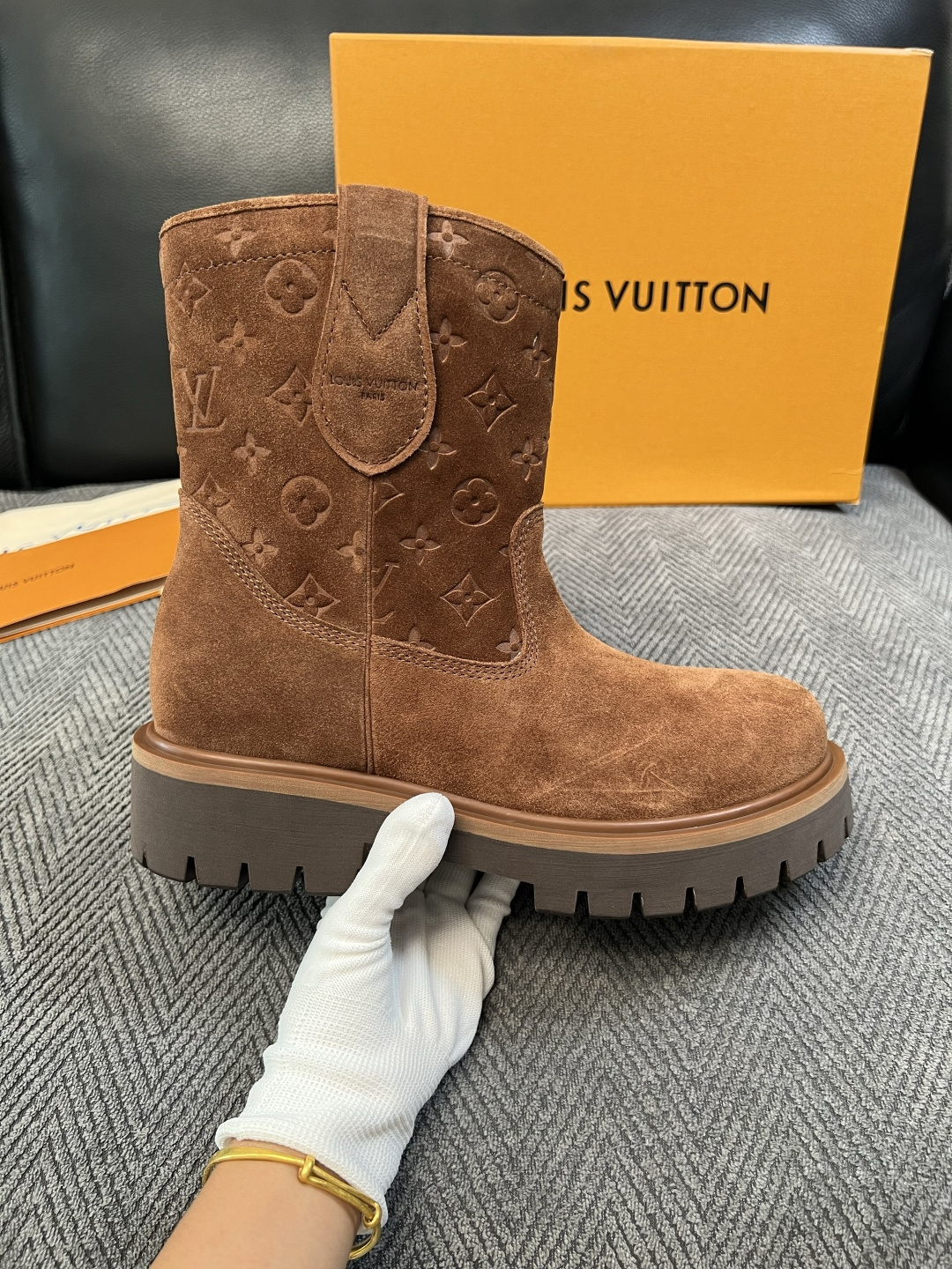 Lv  高品质  顶级工艺品  路易威登，高帮靴子专柜同步，鞋面意大利进口，高品质拼接缤纷色彩复杂工艺品，进口水染牛里 