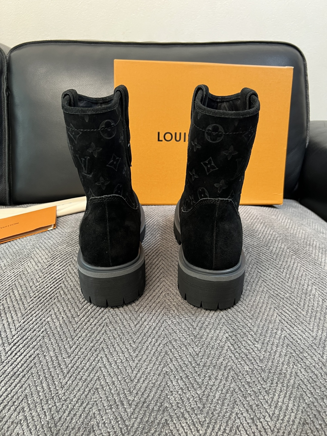 Lv  高品质  顶级工艺品  路易威登，高帮靴子专柜同步，鞋面意大利进口，高品质拼接缤纷色彩复杂工艺品，进口水染牛里 