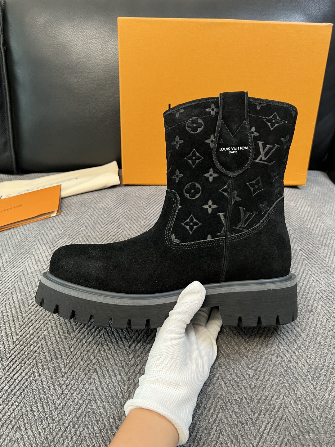Lv  高品质  顶级工艺品  路易威登，高帮靴子专柜同步，鞋面意大利进口，高品质拼接缤纷色彩复杂工艺品，进口水染牛里 