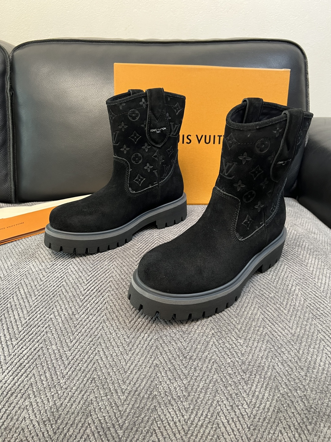 Lv  高品质  顶级工艺品  路易威登，高帮靴子专柜同步，鞋面意大利进口，高品质拼接缤纷色彩复杂工艺品，进口水染牛里 