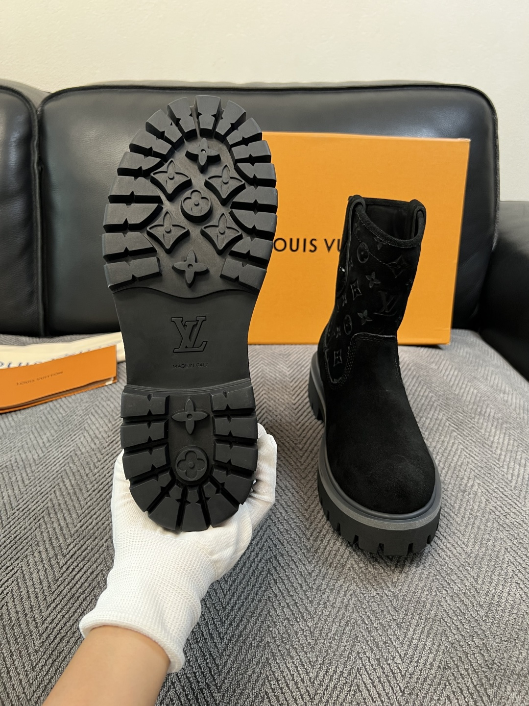 Lv  高品质  顶级工艺品  路易威登，高帮靴子专柜同步，鞋面意大利进口，高品质拼接缤纷色彩复杂工艺品，进口水染牛里 