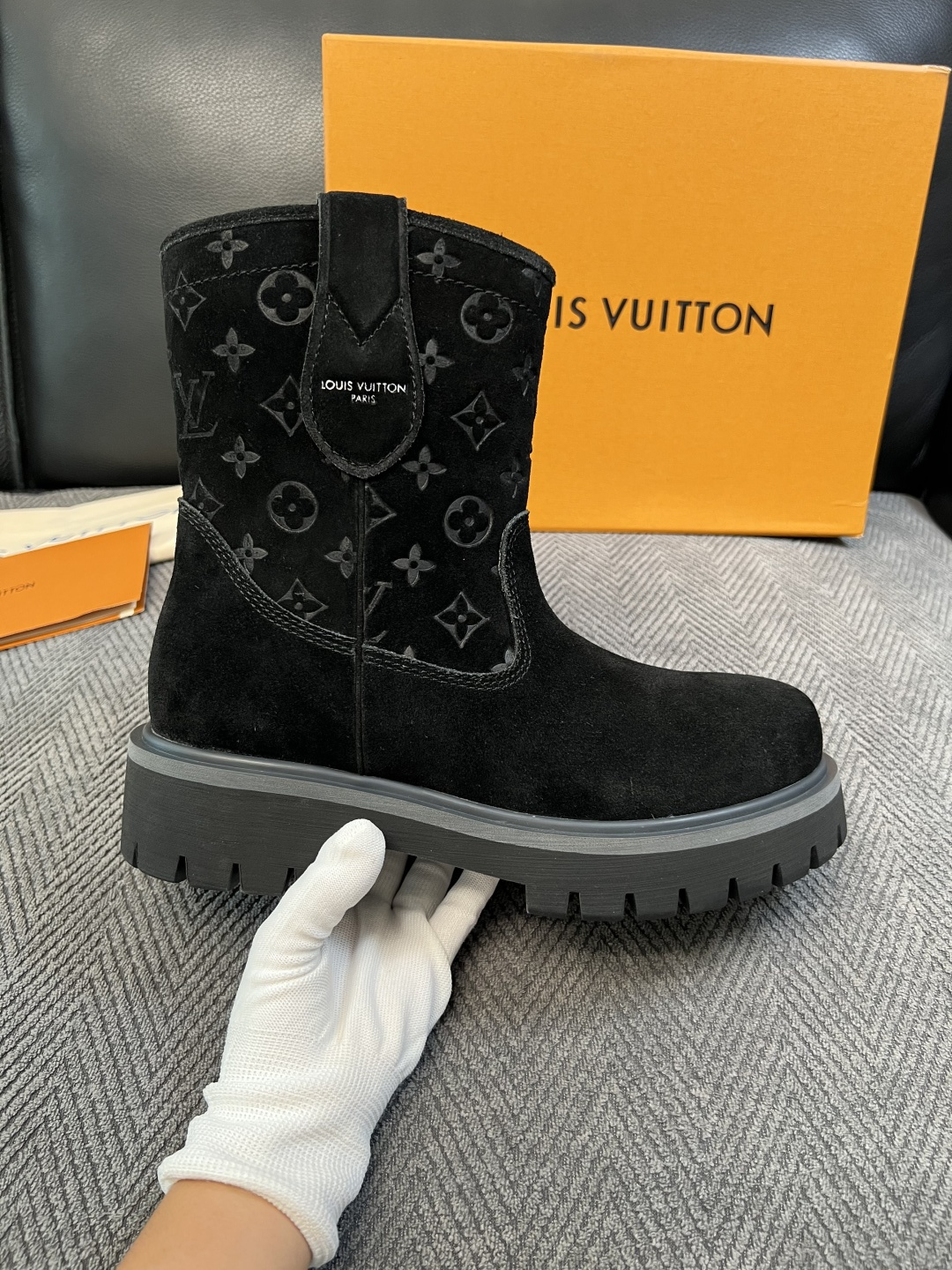 Lv  高品质  顶级工艺品  路易威登，高帮靴子专柜同步，鞋面意大利进口，高品质拼接缤纷色彩复杂工艺品，进口水染牛里 