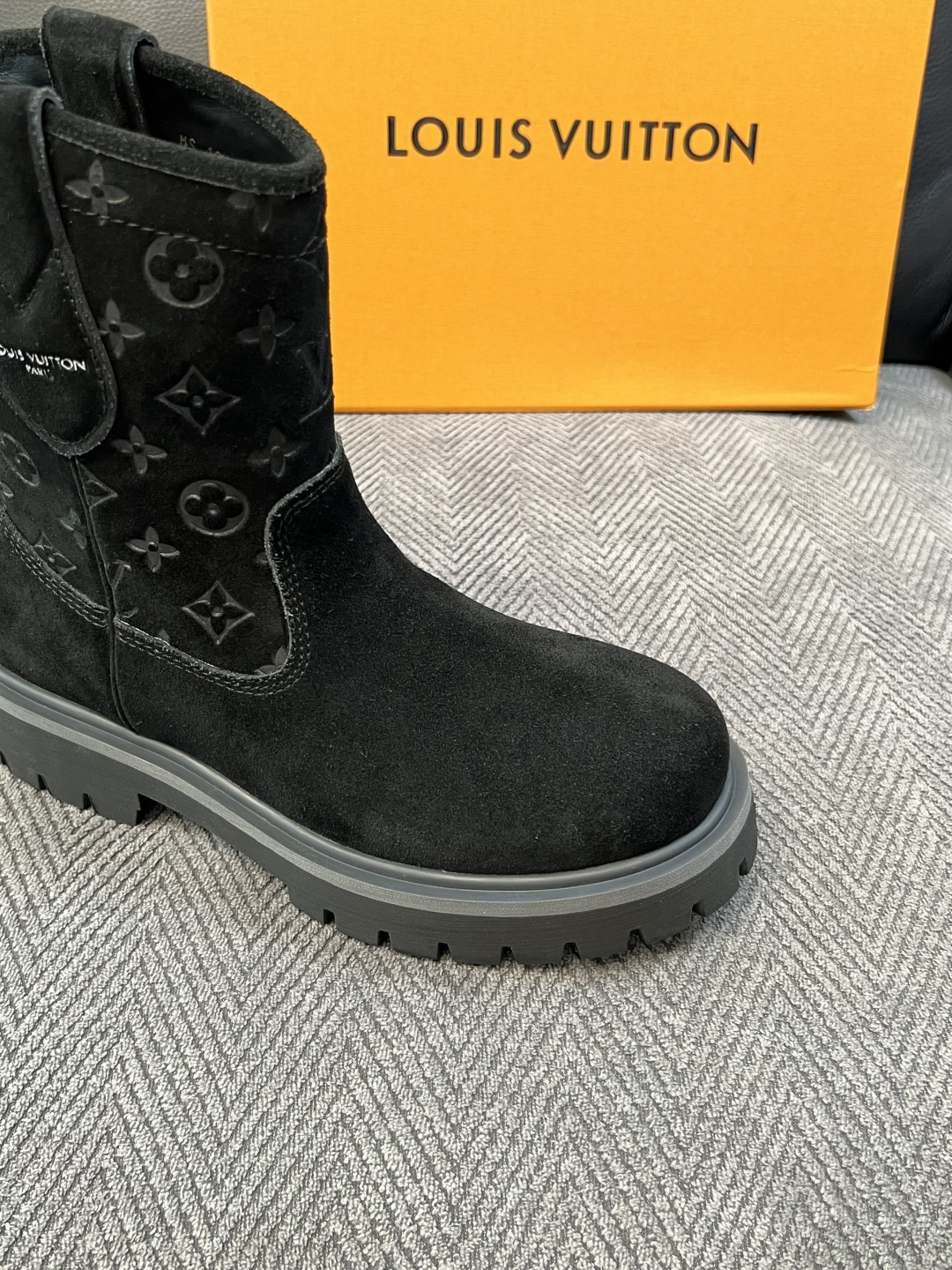 Lv  高品质  顶级工艺品  路易威登，高帮靴子专柜同步，鞋面意大利进口，高品质拼接缤纷色彩复杂工艺品，进口水染牛里 