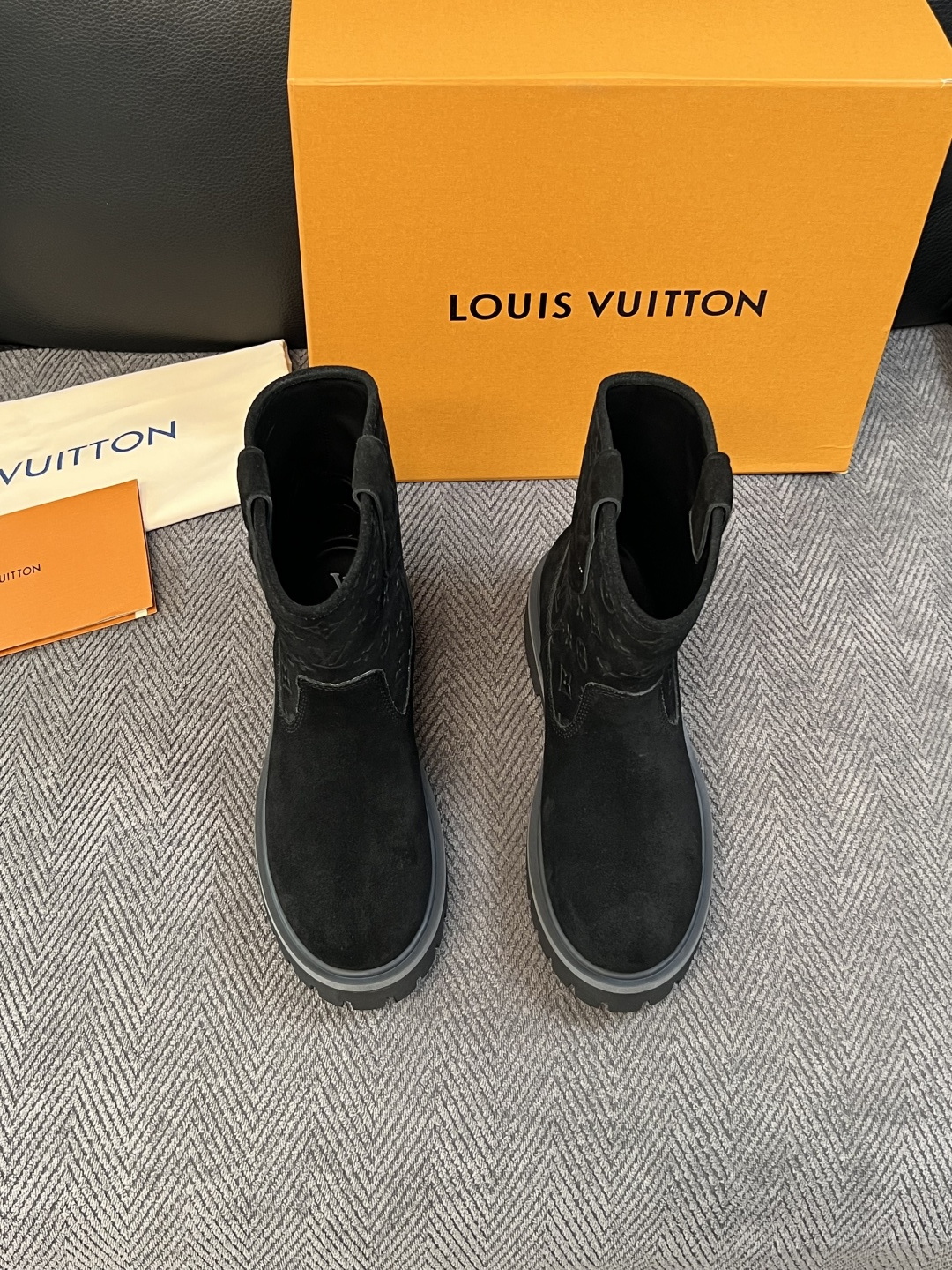 Lv  高品质  顶级工艺品  路易威登，高帮靴子专柜同步，鞋面意大利进口，高品质拼接缤纷色彩复杂工艺品，进口水染牛里 