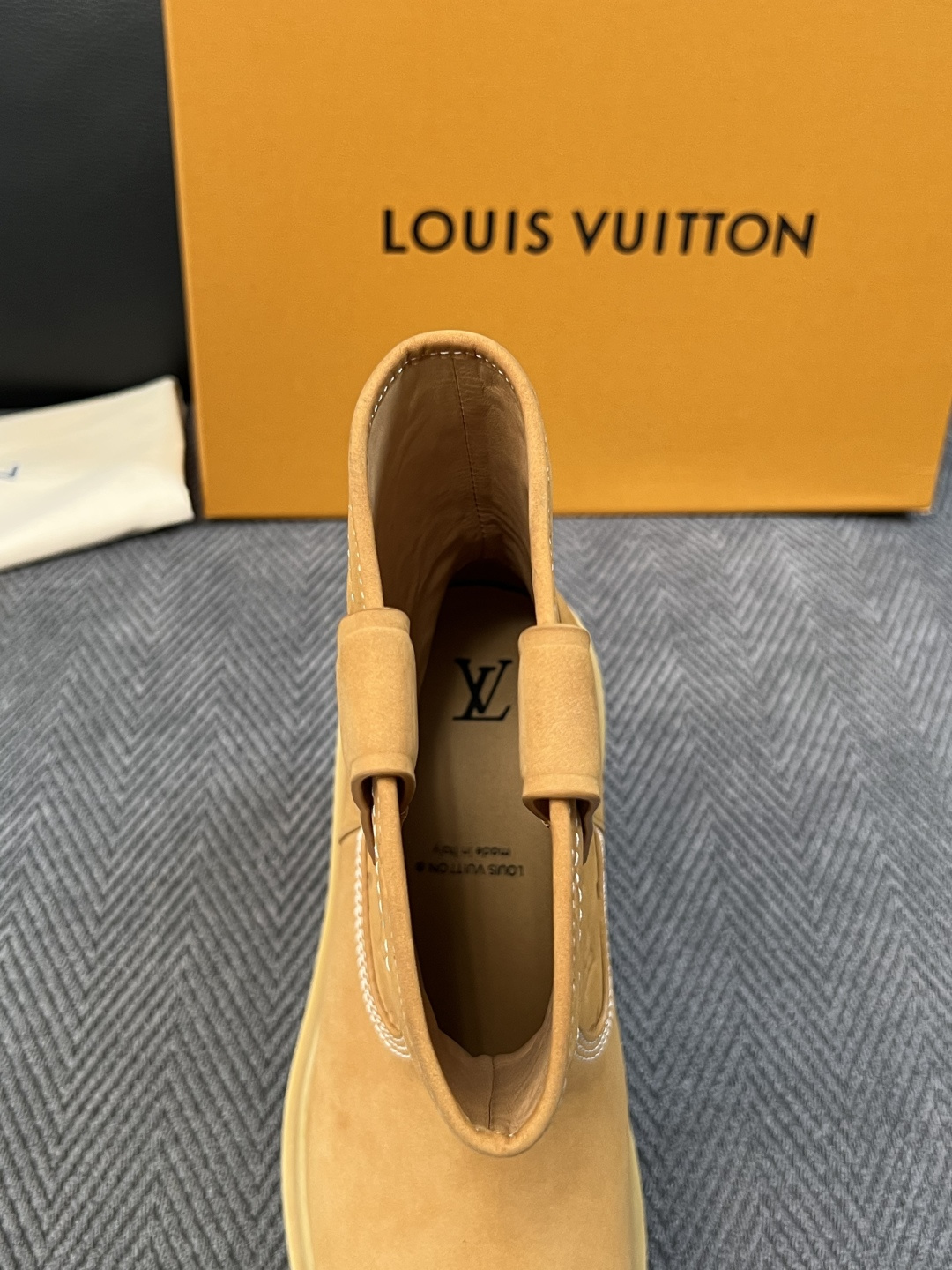 Lv  高品质  顶级工艺品  路易威登，高帮靴子专柜同步，鞋面意大利进口，高品质拼接缤纷色彩复杂工艺品，进口水染牛里 