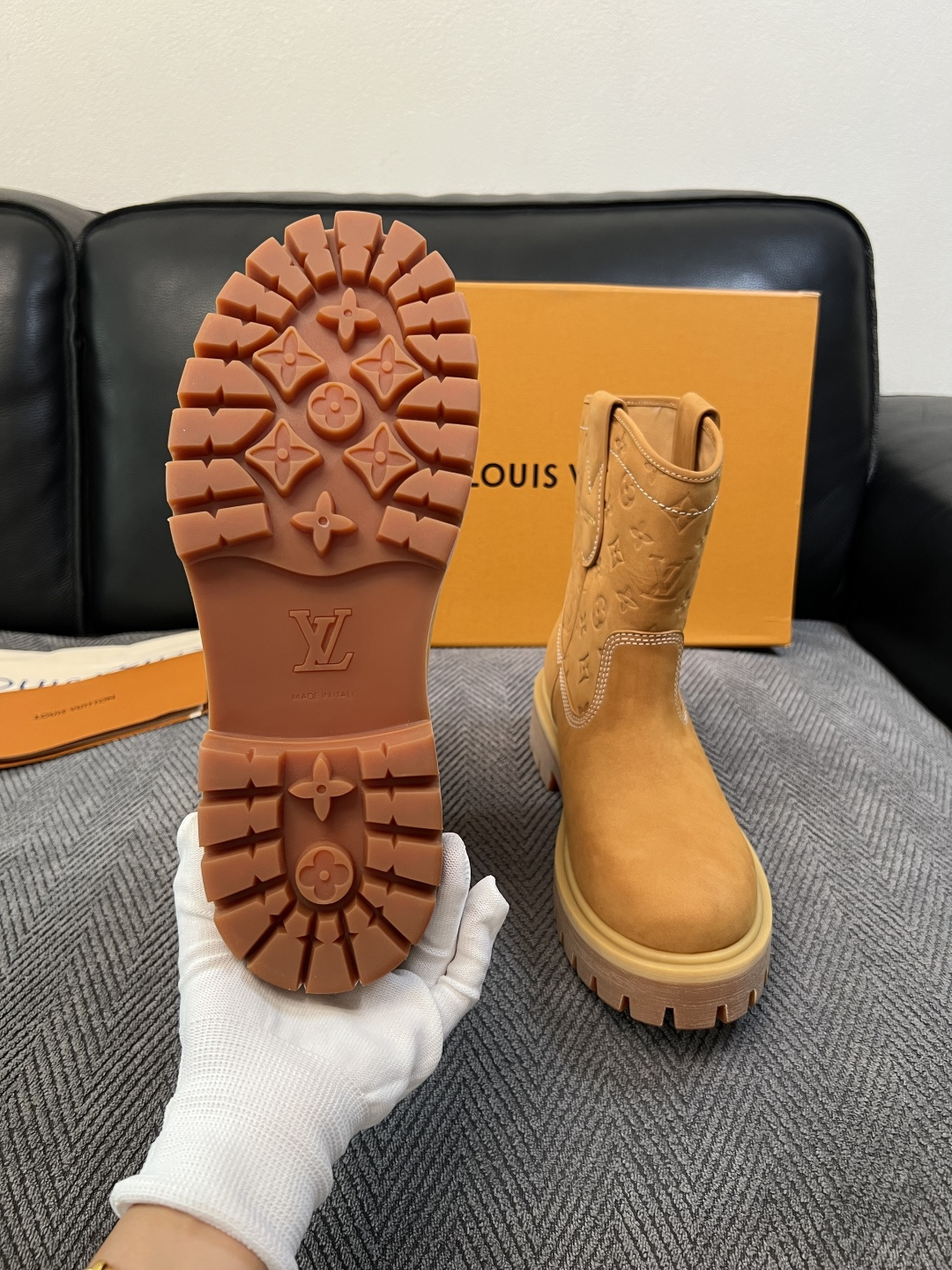 Lv  高品质  顶级工艺品  路易威登，高帮靴子专柜同步，鞋面意大利进口，高品质拼接缤纷色彩复杂工艺品，进口水染牛里 
