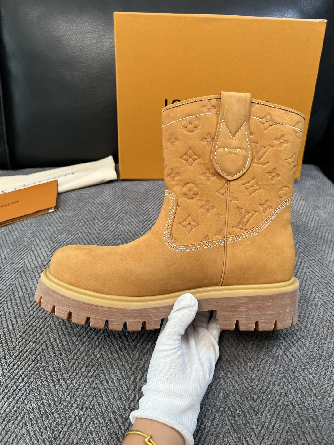 Lv  高品质  顶级工艺品  路易威登，高帮靴子专柜同步，鞋面意大利进口，高品质拼接缤纷色彩复杂工艺品，进口水染牛里 