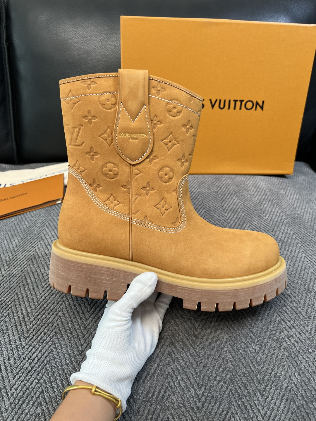 Lv  高品质  顶级工艺品  路易威登，高帮靴子专柜同步，鞋面意大利进口，高品质拼接缤纷色彩复杂工艺品，进口水染牛里 
