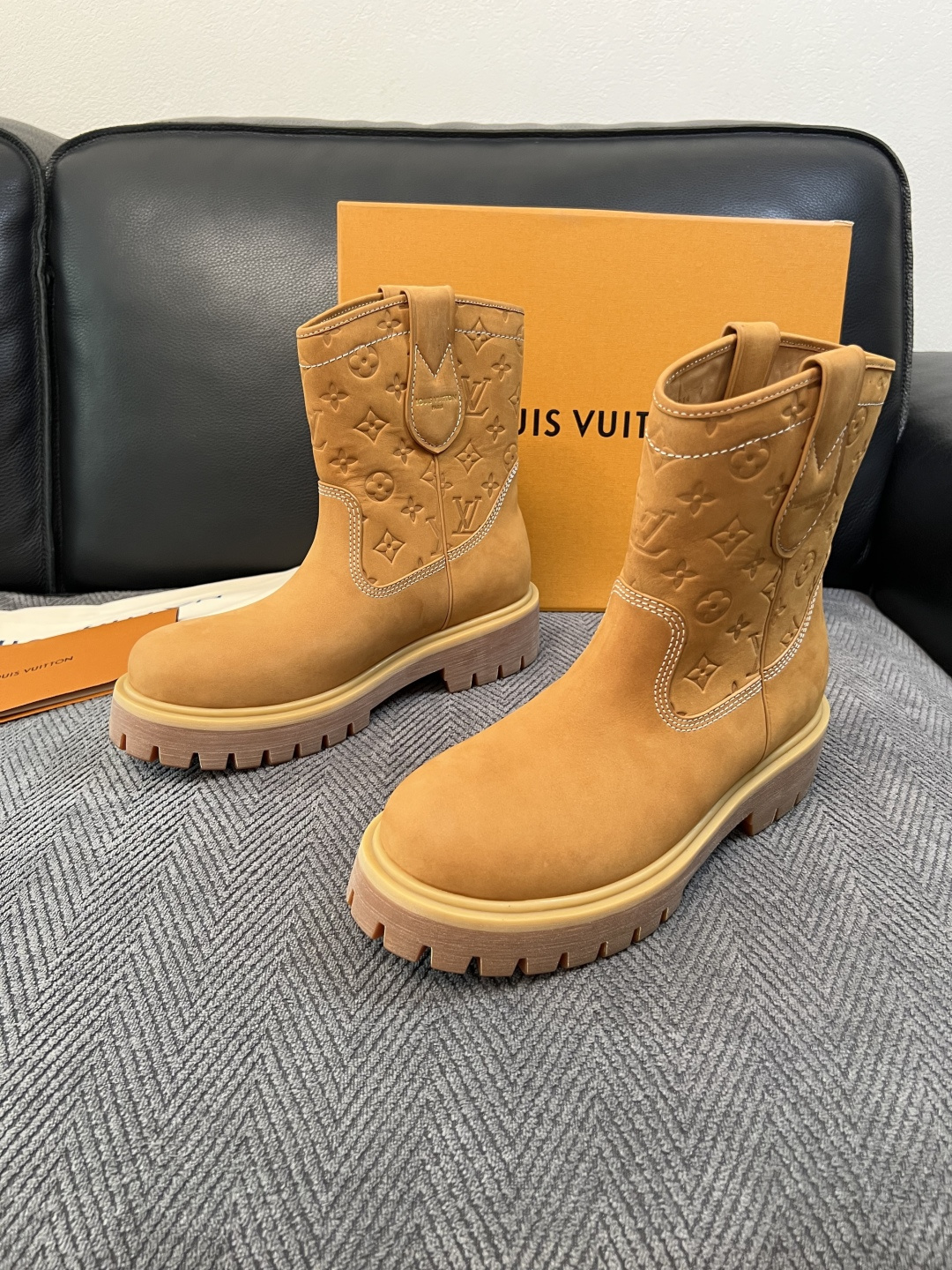 Lv  高品质  顶级工艺品  路易威登，高帮靴子专柜同步，鞋面意大利进口，高品质拼接缤纷色彩复杂工艺品，进口水染牛里 