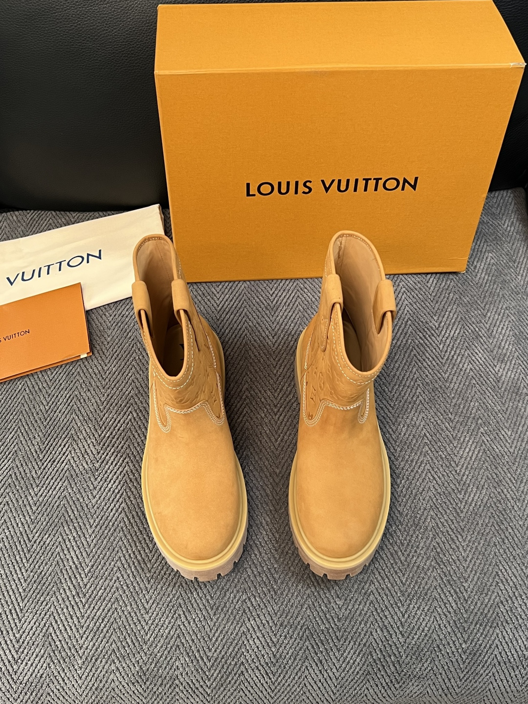 Lv  高品质  顶级工艺品  路易威登，高帮靴子专柜同步，鞋面意大利进口，高品质拼接缤纷色彩复杂工艺品，进口水染牛里 