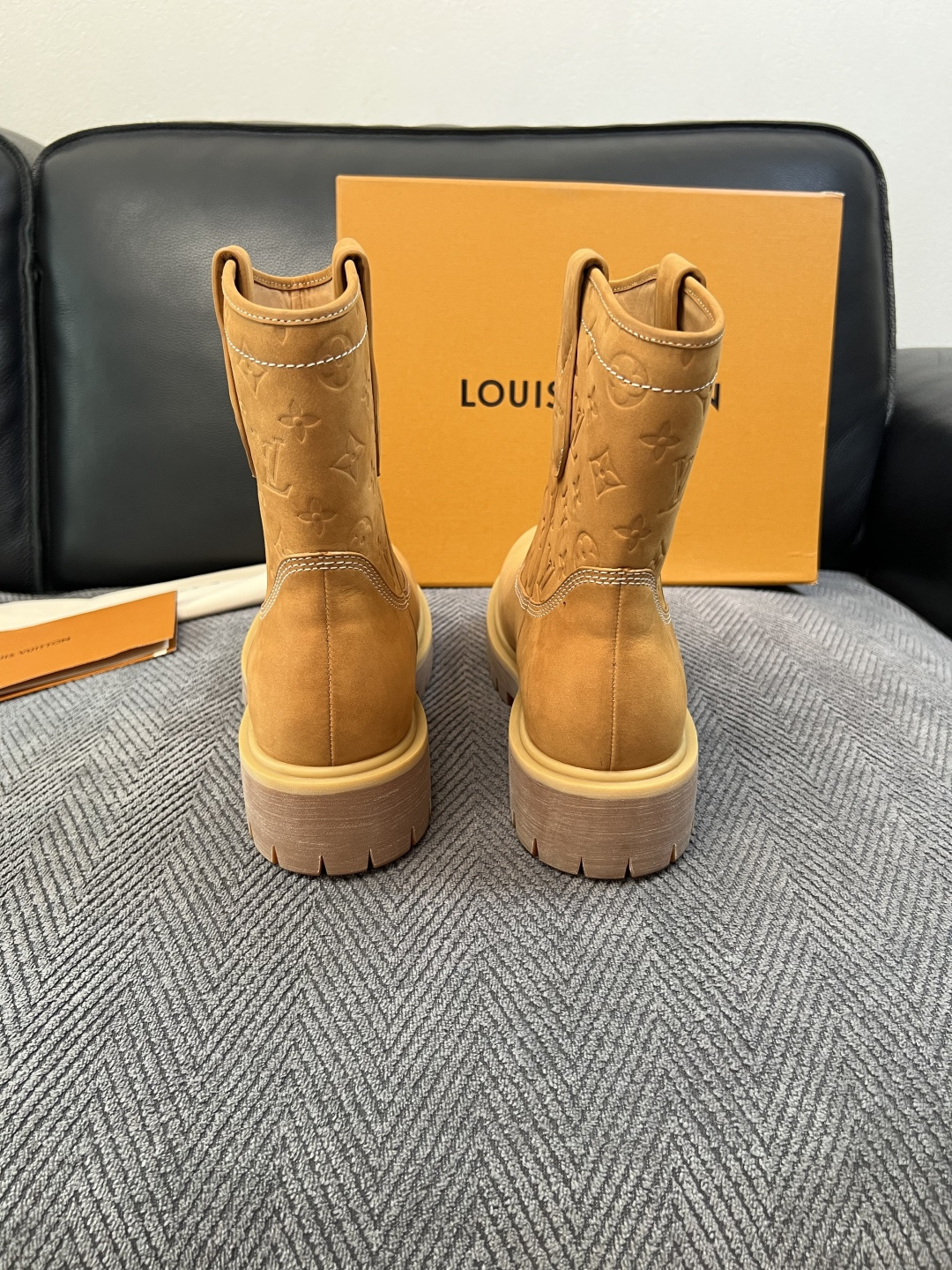 Lv  高品质  顶级工艺品  路易威登，高帮靴子专柜同步，鞋面意大利进口，高品质拼接缤纷色彩复杂工艺品，进口水染牛里 