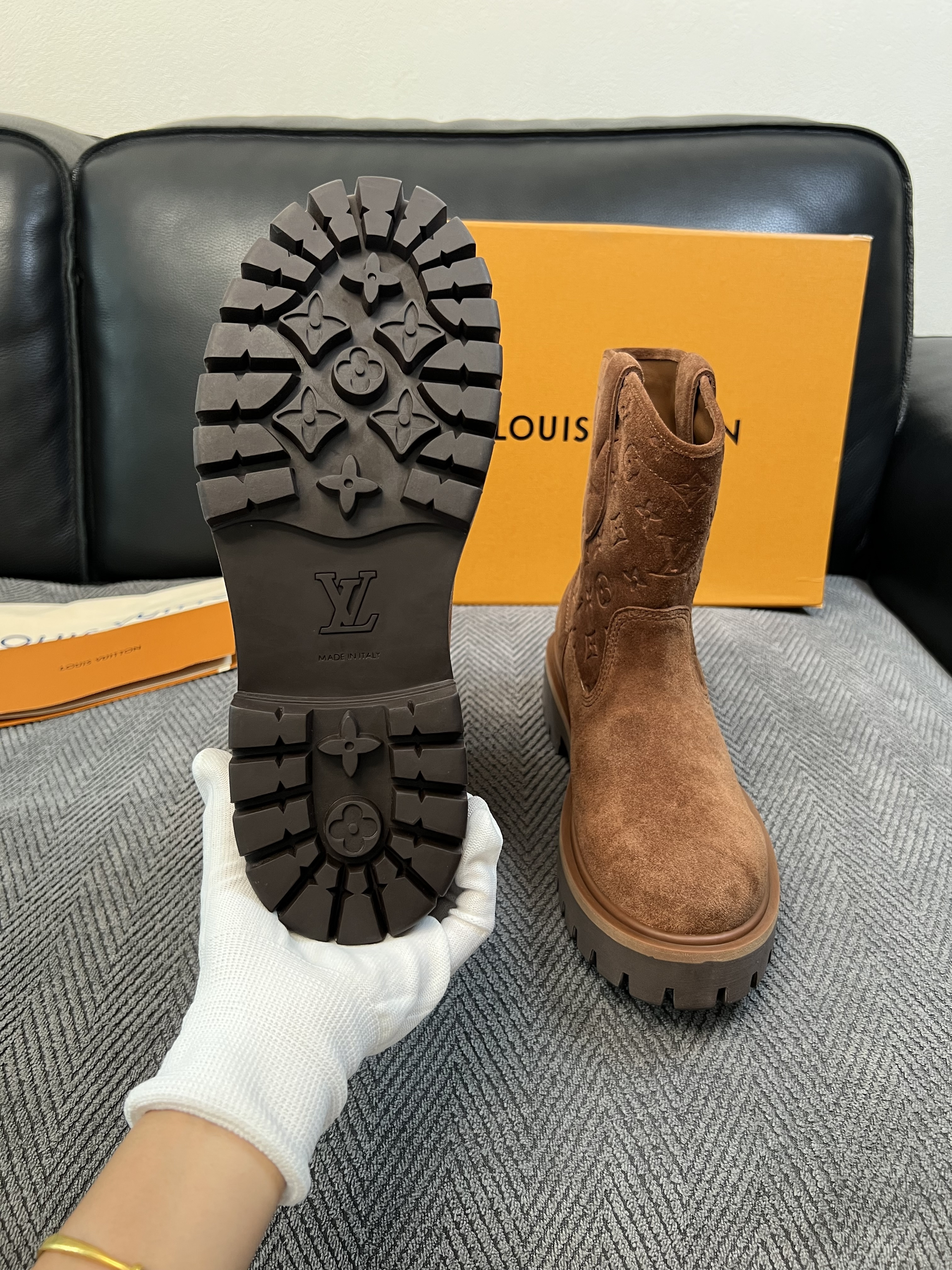 Lv  高品质  顶级工艺品  路易威登，高帮靴子专柜同步，鞋面意大利进口，高品质拼接缤纷色彩复杂工艺品，进口水染牛里 