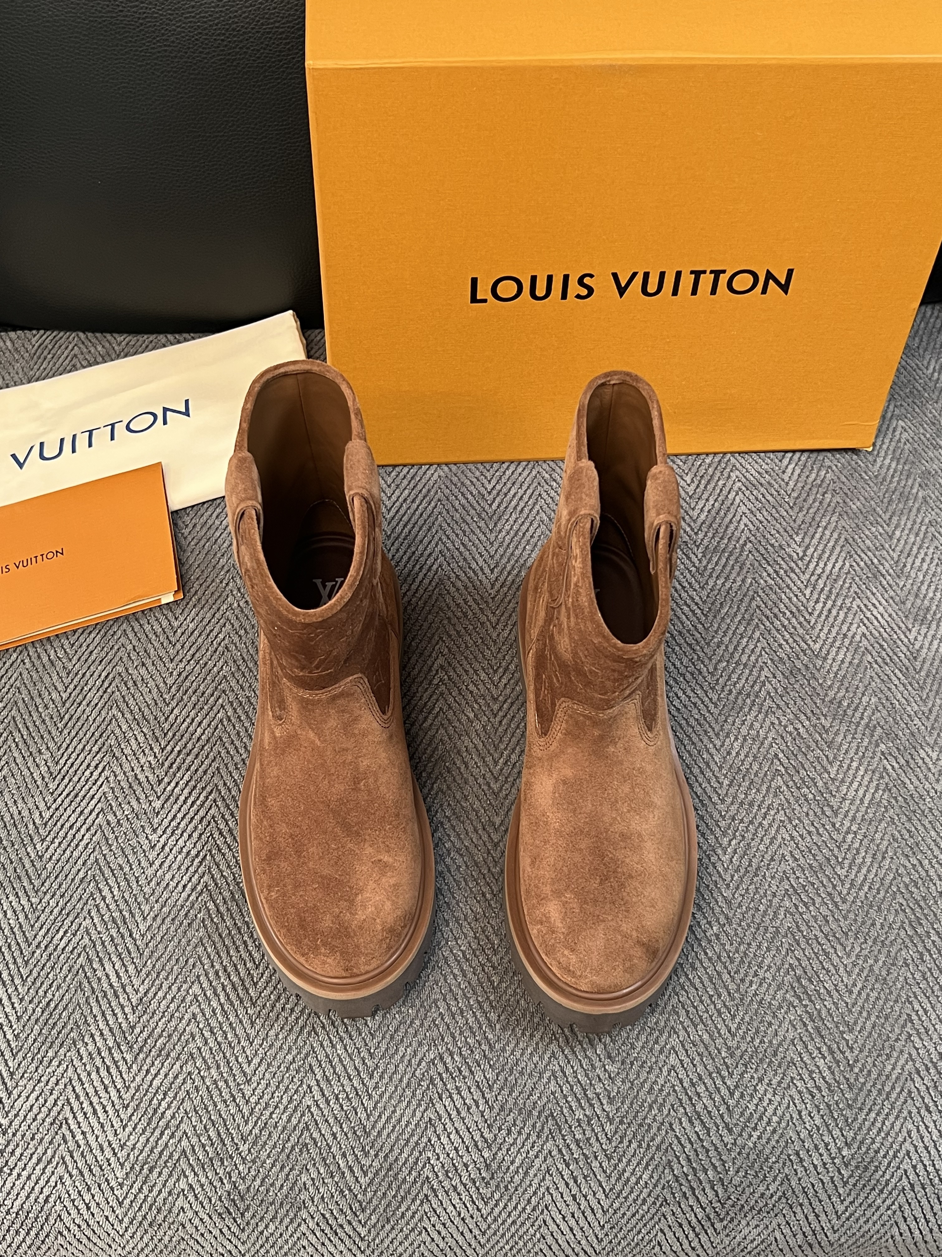 Lv  高品质  顶级工艺品  路易威登，高帮靴子专柜同步，鞋面意大利进口，高品质拼接缤纷色彩复杂工艺品，进口水染牛里 