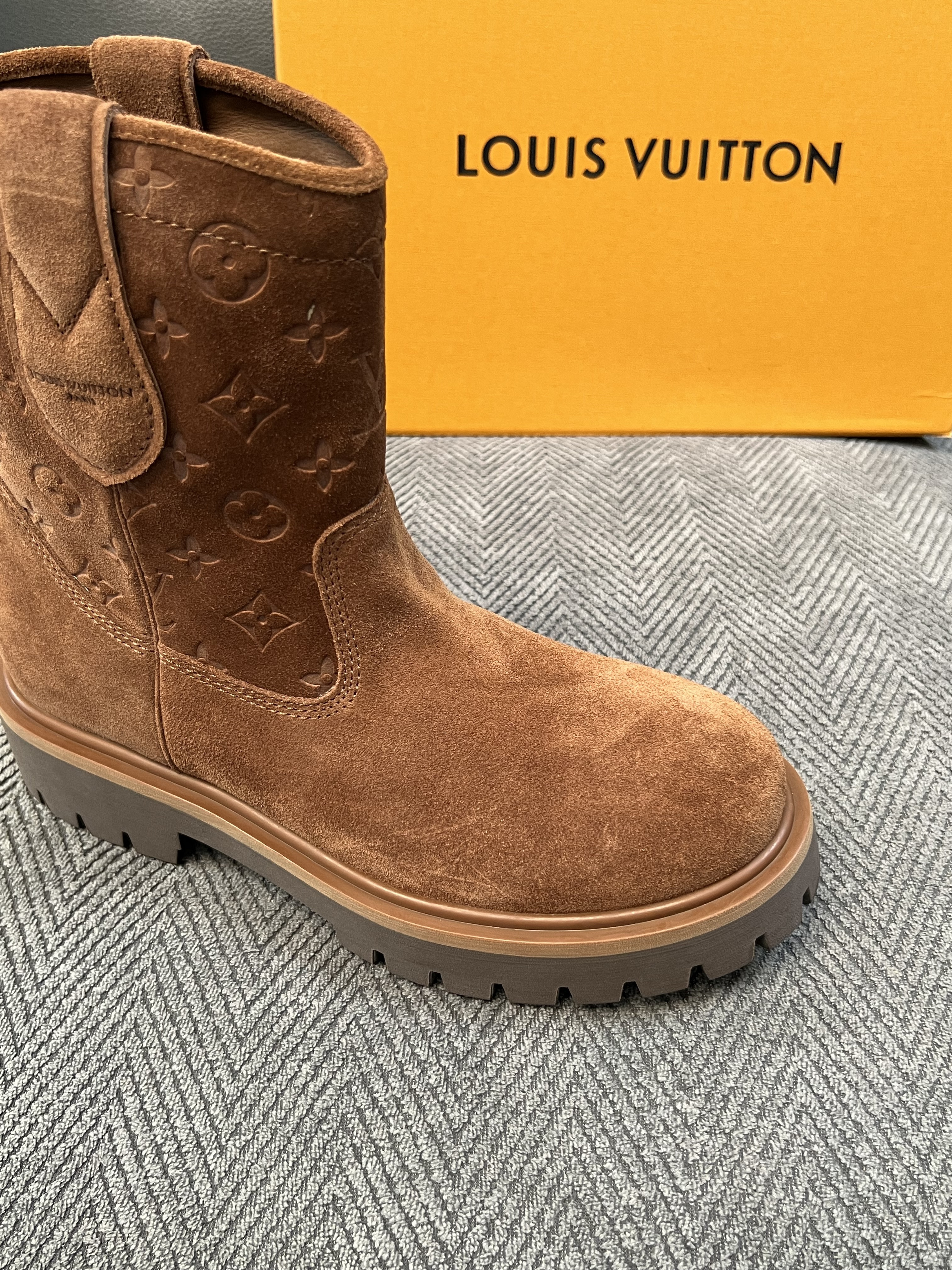 Lv  高品质  顶级工艺品  路易威登，高帮靴子专柜同步，鞋面意大利进口，高品质拼接缤纷色彩复杂工艺品，进口水染牛里 
