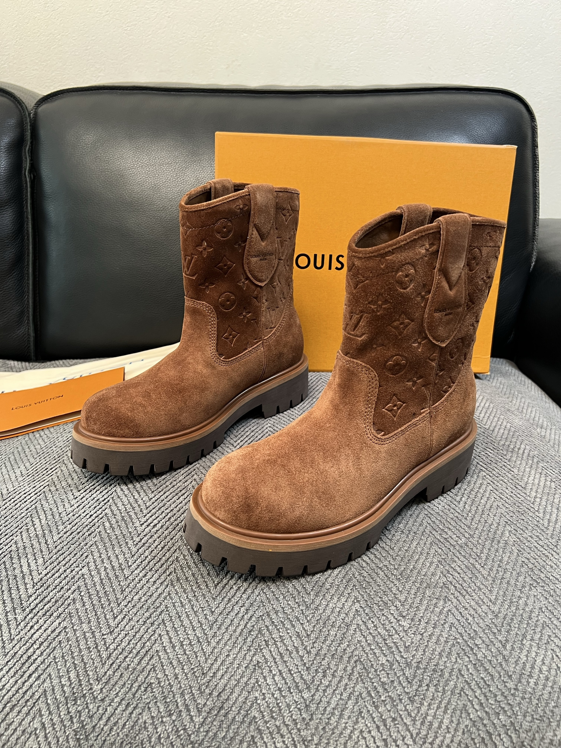Lv  高品质  顶级工艺品  路易威登，高帮靴子专柜同步，鞋面意大利进口，高品质拼接缤纷色彩复杂工艺品，进口水染牛里 