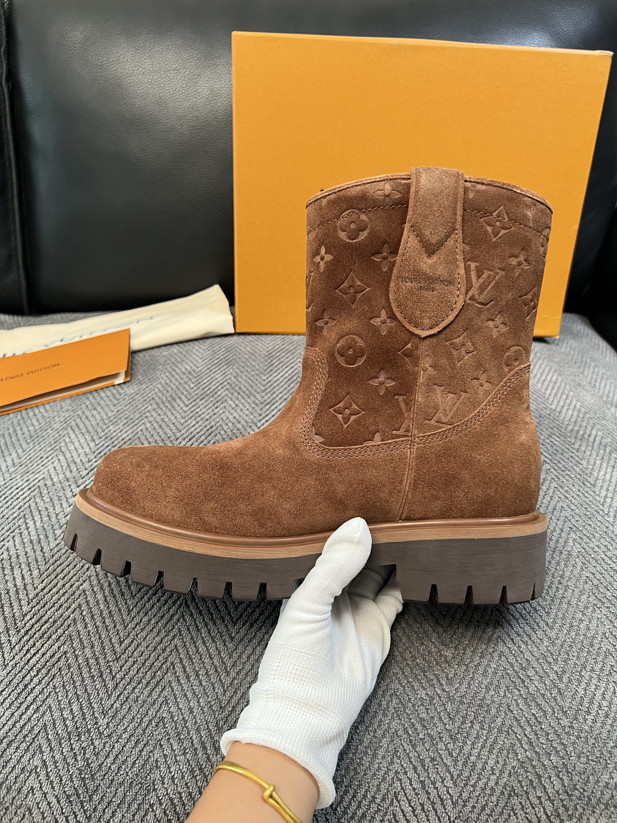 Lv  高品质  顶级工艺品  路易威登，高帮靴子专柜同步，鞋面意大利进口，高品质拼接缤纷色彩复杂工艺品，进口水染牛里 