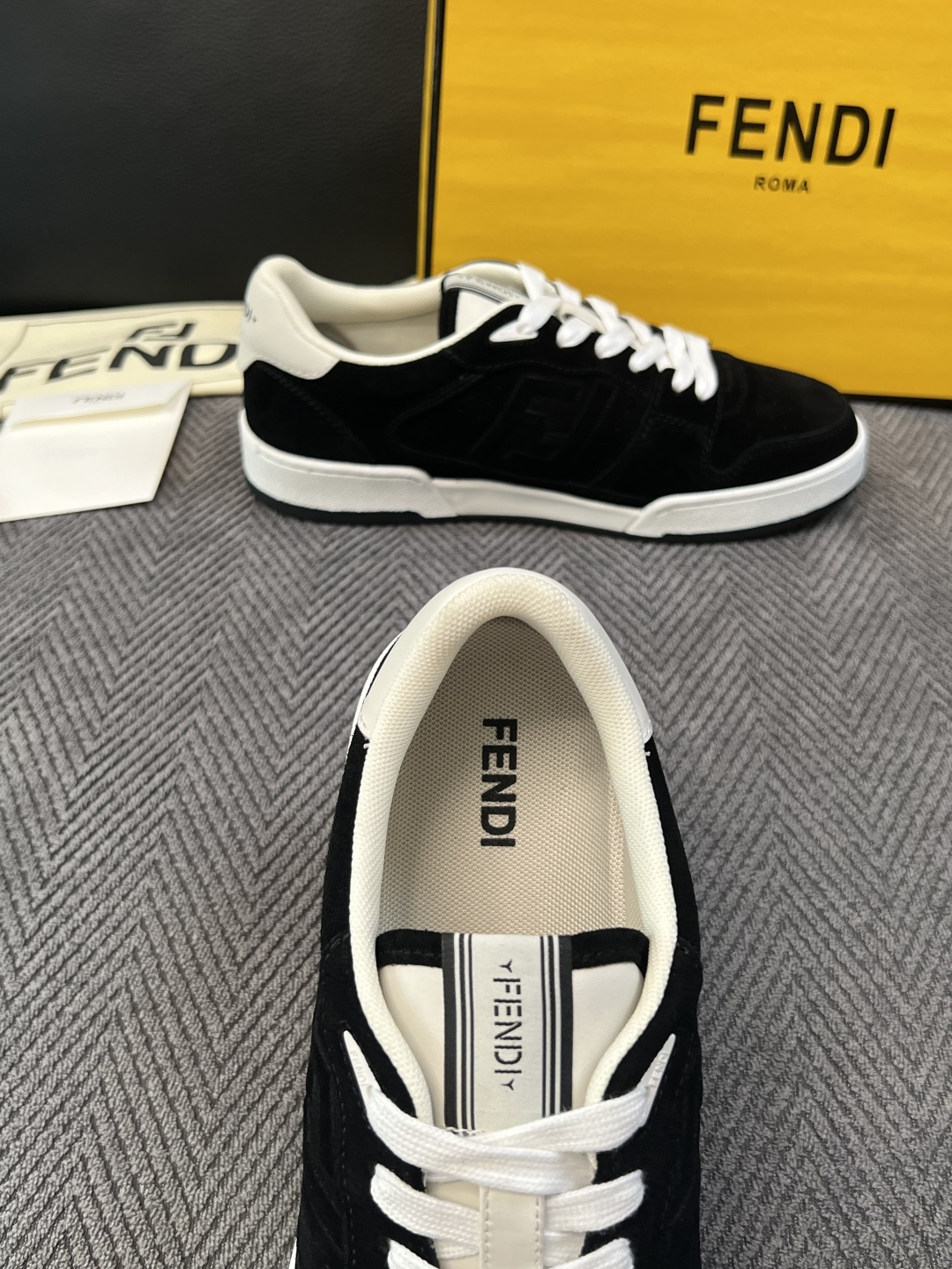 FENDI  高品质  顶级工艺品，芬迪  专柜同步，原厂配置意大利进口牛皮面料，进口牛皮内里垫，透气舒适，鞋底：原厂特