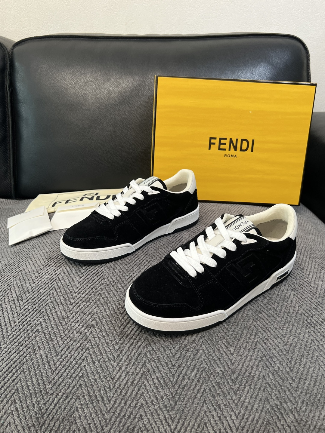 FENDI  高品质  顶级工艺品，芬迪  专柜同步，原厂配置意大利进口牛皮面料，进口牛皮内里垫，透气舒适，鞋底：原厂特