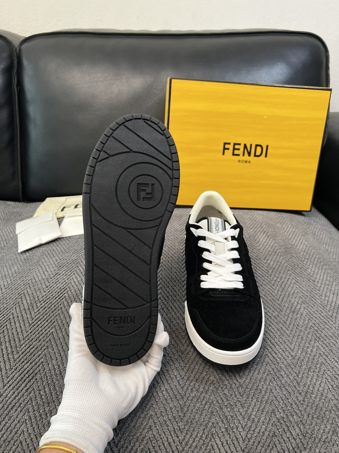 FENDI  高品质  顶级工艺品，芬迪  专柜同步，原厂配置意大利进口牛皮面料，进口牛皮内里垫，透气舒适，鞋底：原厂特