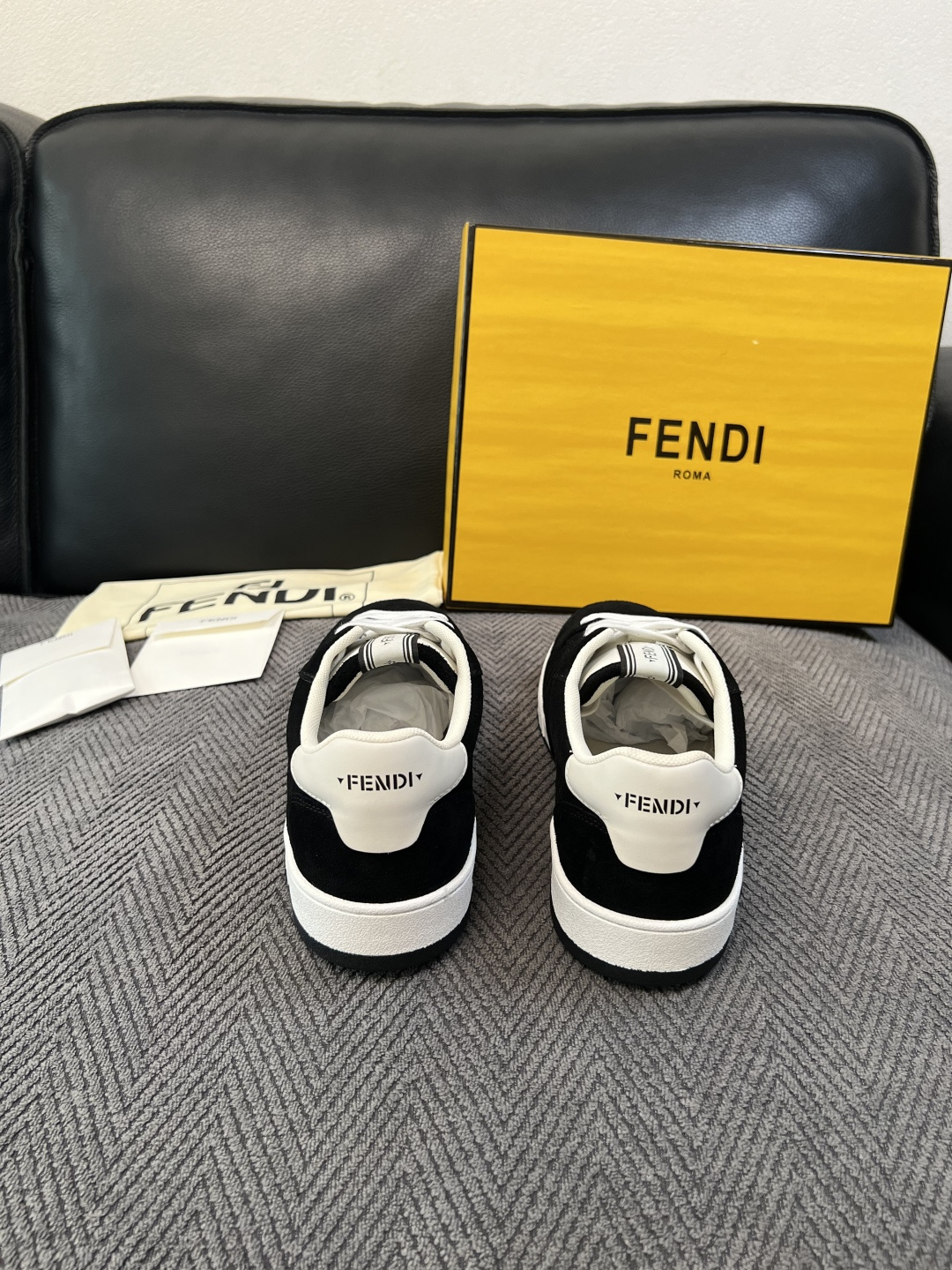 FENDI  高品质  顶级工艺品，芬迪  专柜同步，原厂配置意大利进口牛皮面料，进口牛皮内里垫，透气舒适，鞋底：原厂特