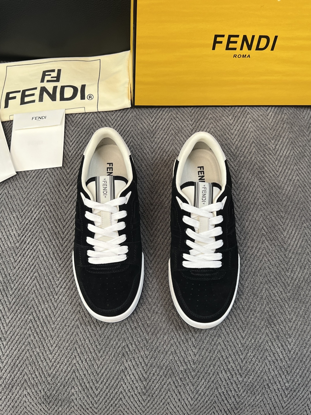 FENDI  高品质  顶级工艺品，芬迪  专柜同步，原厂配置意大利进口牛皮面料，进口牛皮内里垫，透气舒适，鞋底：原厂特