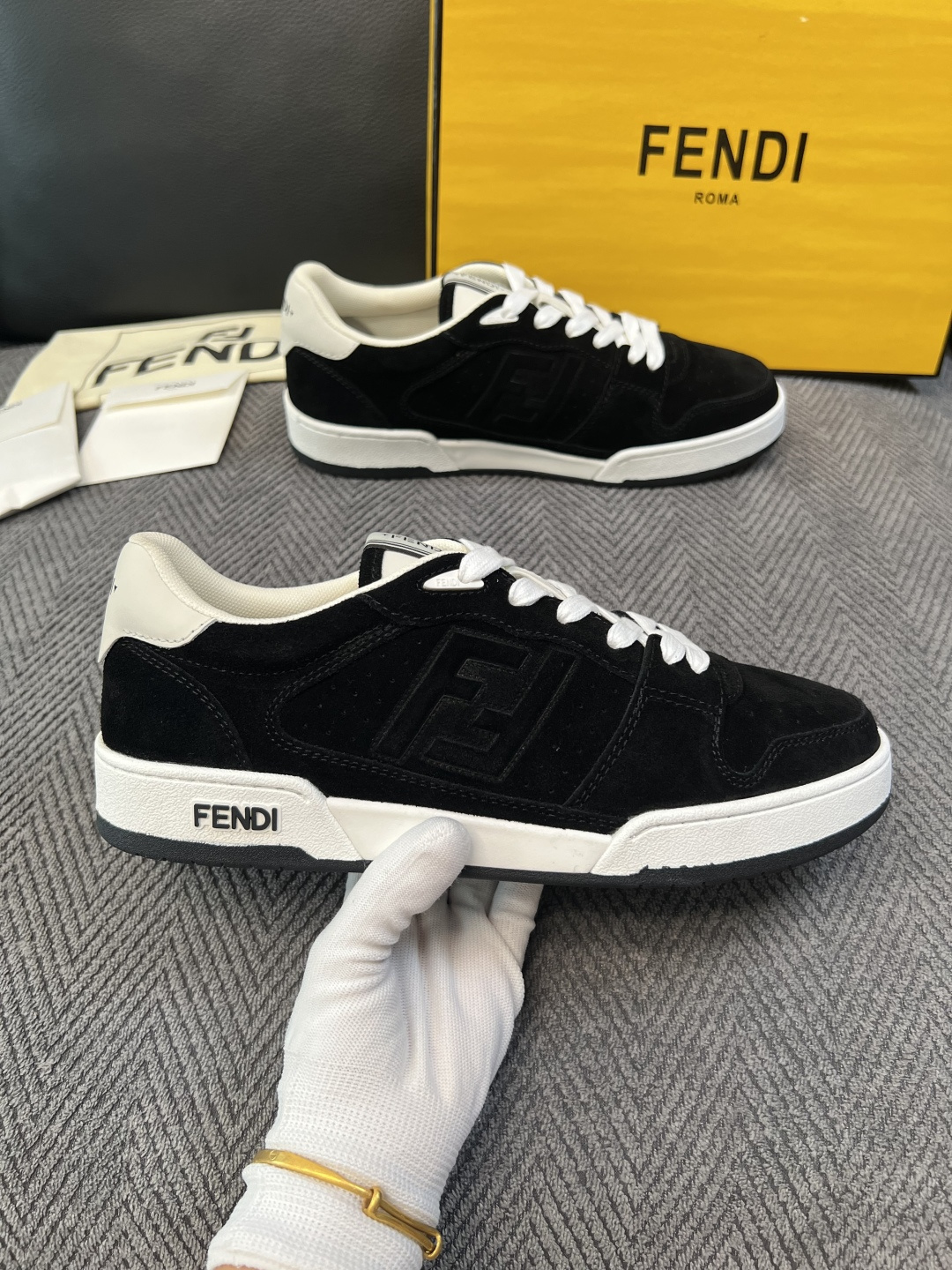 FENDI  高品质  顶级工艺品，芬迪  专柜同步，原厂配置意大利进口牛皮面料，进口牛皮内里垫，透气舒适，鞋底：原厂特