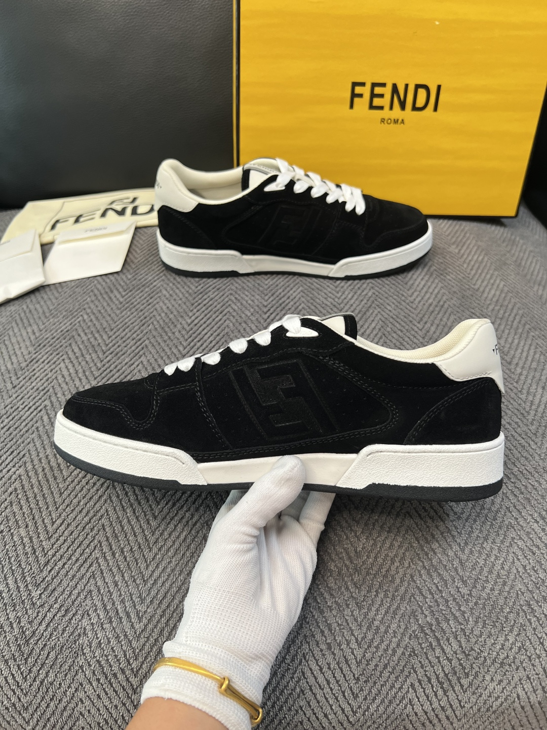 FENDI  高品质  顶级工艺品，芬迪  专柜同步，原厂配置意大利进口牛皮面料，进口牛皮内里垫，透气舒适，鞋底：原厂特