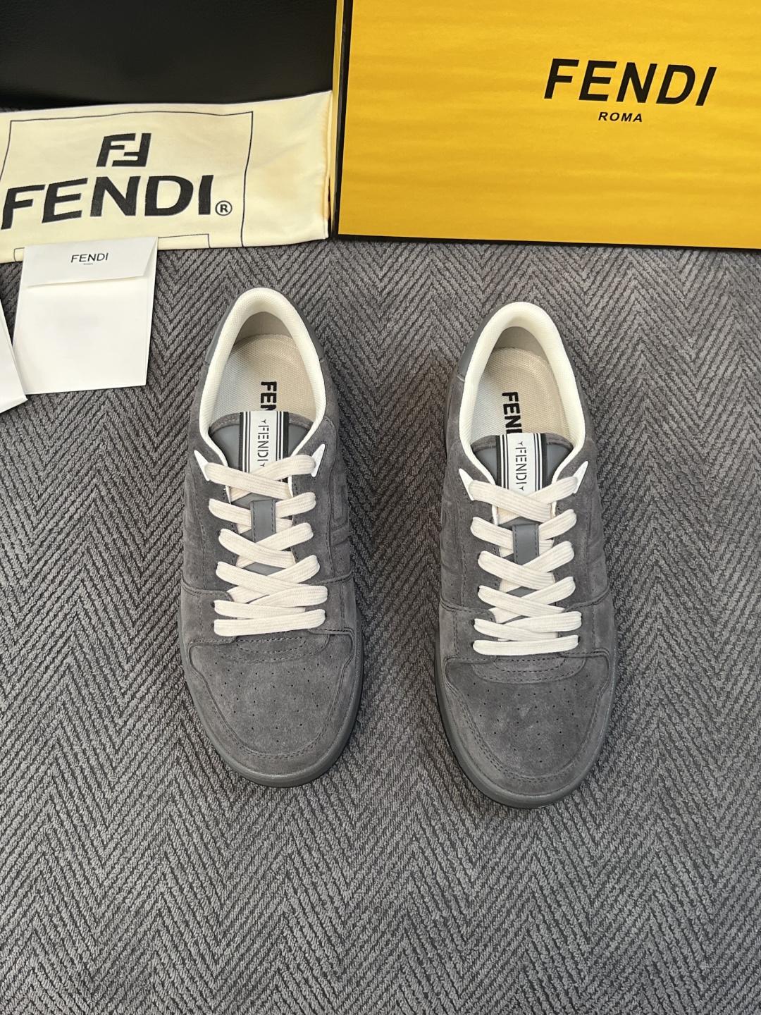 FENDI  高品质  顶级工艺品，芬迪  专柜同步，原厂配置意大利进口牛皮面料，进口牛皮内里垫，透气舒适，鞋底：原厂特