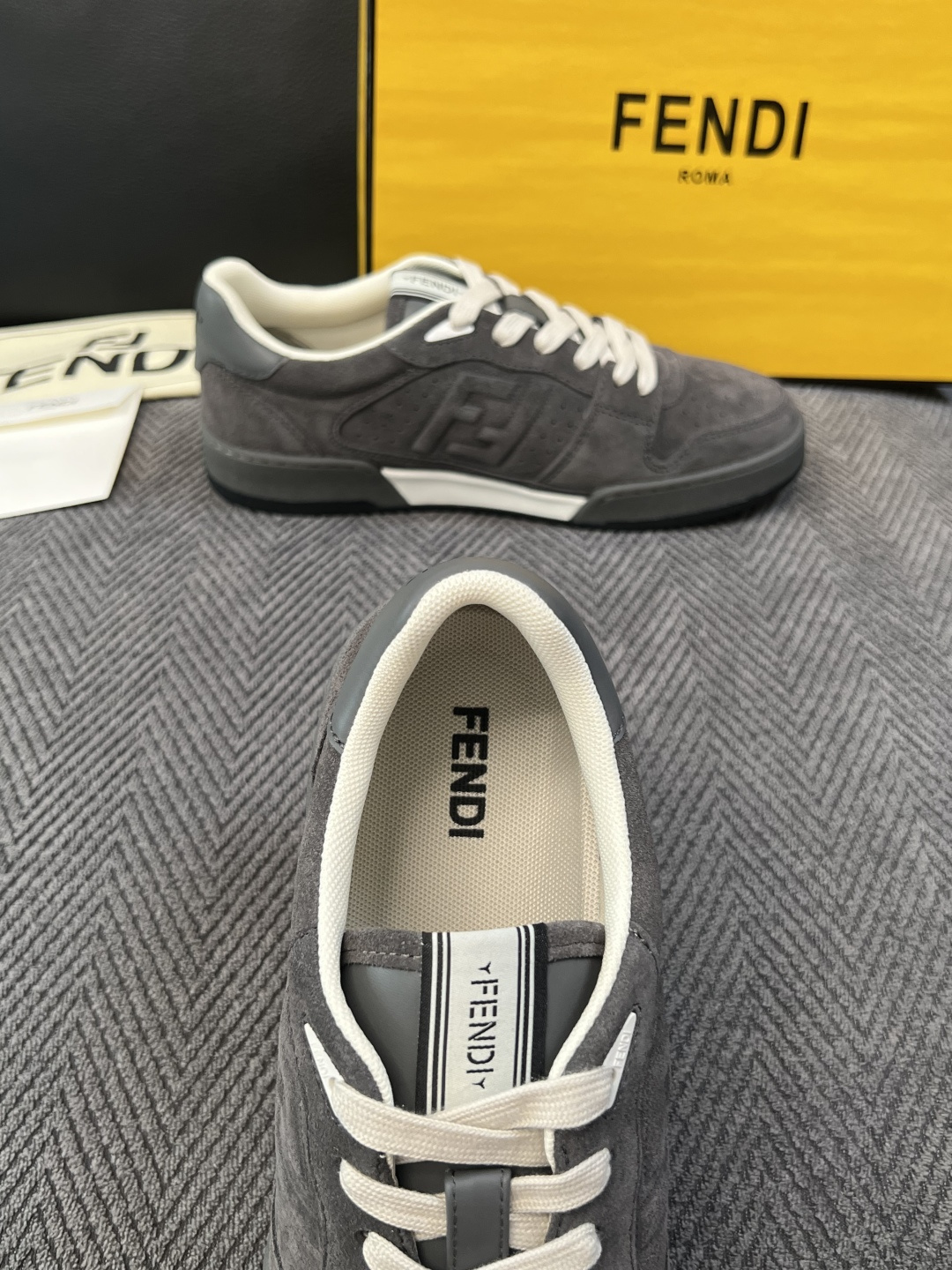 FENDI  高品质  顶级工艺品，芬迪  专柜同步，原厂配置意大利进口牛皮面料，进口牛皮内里垫，透气舒适，鞋底：原厂特