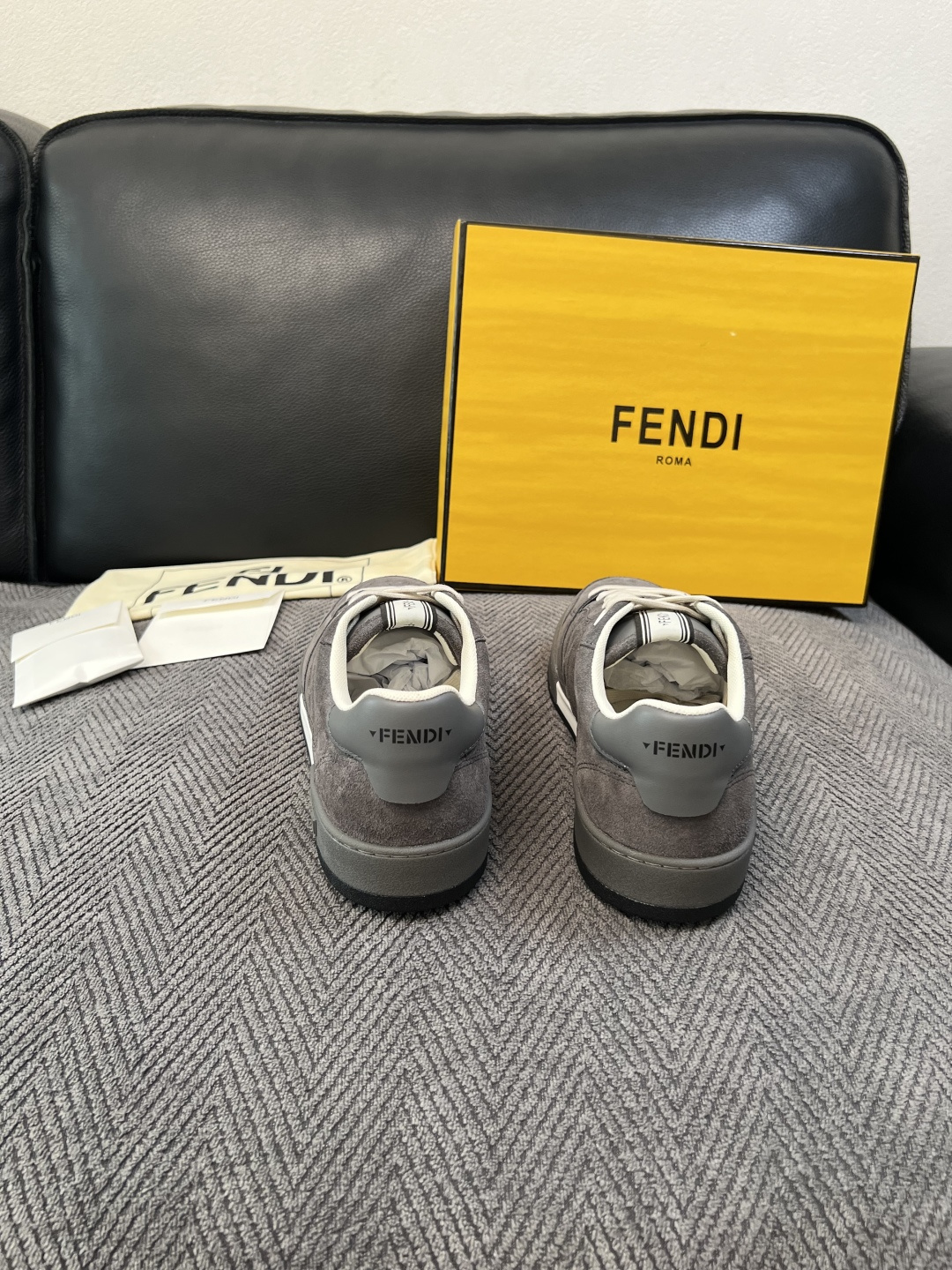FENDI  高品质  顶级工艺品，芬迪  专柜同步，原厂配置意大利进口牛皮面料，进口牛皮内里垫，透气舒适，鞋底：原厂特