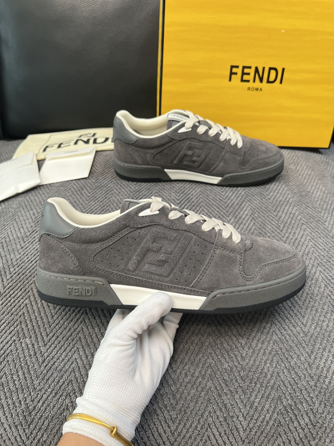 FENDI  高品质  顶级工艺品，芬迪  专柜同步，原厂配置意大利进口牛皮面料，进口牛皮内里垫，透气舒适，鞋底：原厂特