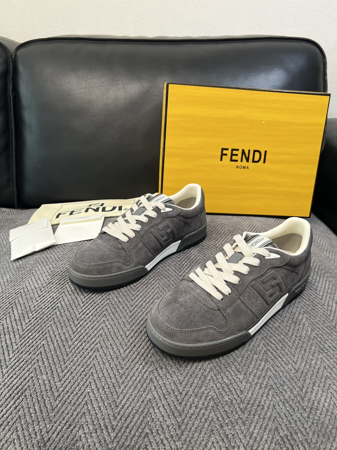 FENDI  高品质  顶级工艺品，芬迪  专柜同步，原厂配置意大利进口牛皮面料，进口牛皮内里垫，透气舒适，鞋底：原厂特