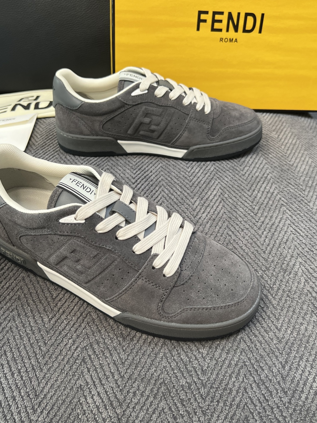 FENDI  高品质  顶级工艺品，芬迪  专柜同步，原厂配置意大利进口牛皮面料，进口牛皮内里垫，透气舒适，鞋底：原厂特