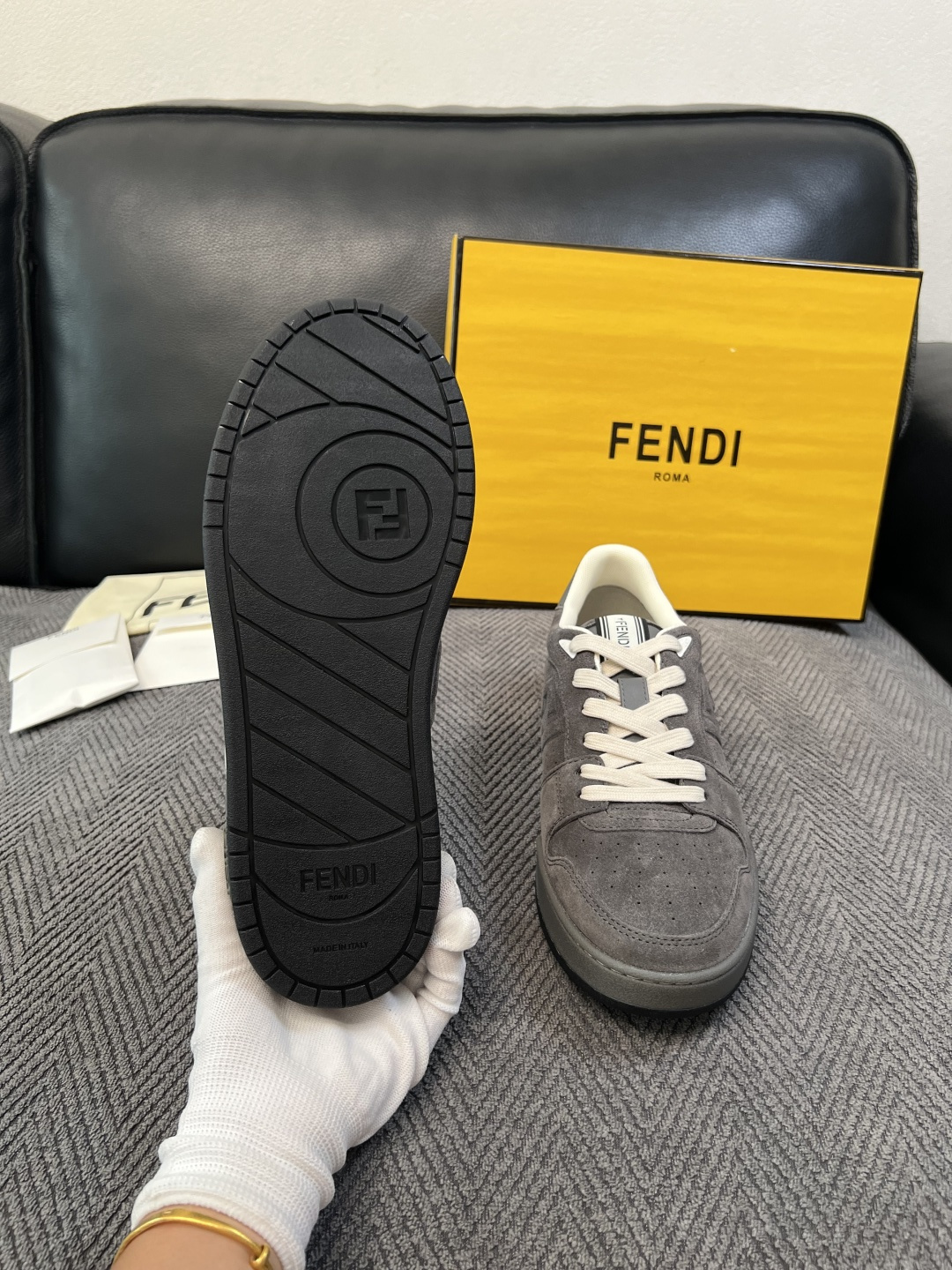 FENDI  高品质  顶级工艺品，芬迪  专柜同步，原厂配置意大利进口牛皮面料，进口牛皮内里垫，透气舒适，鞋底：原厂特