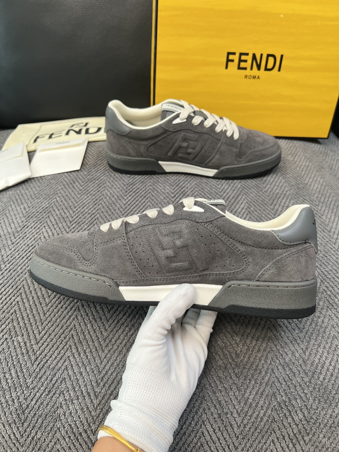 FENDI  高品质  顶级工艺品，芬迪  专柜同步，原厂配置意大利进口牛皮面料，进口牛皮内里垫，透气舒适，鞋底：原厂特