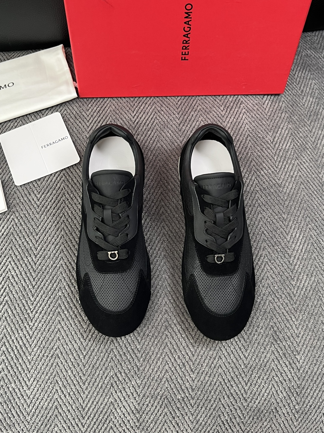 Ferragamo  高品质  顶级工艺品  菲拉格慕   专柜同步发售原厂配置，意大利进口原版牛皮，进口水染牛里 ，鞋