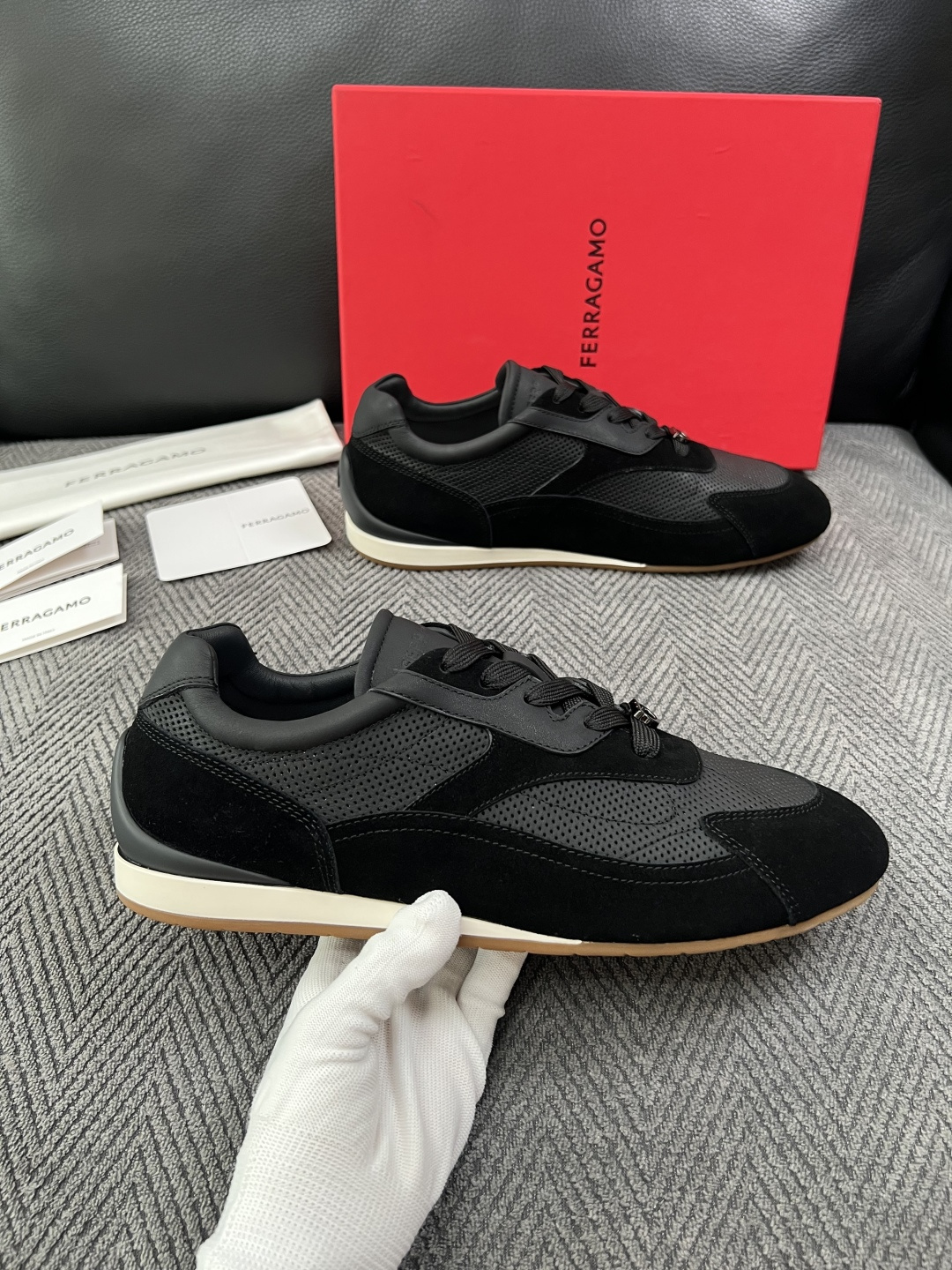 Ferragamo  高品质  顶级工艺品  菲拉格慕   专柜同步发售原厂配置，意大利进口原版牛皮，进口水染牛里 ，鞋