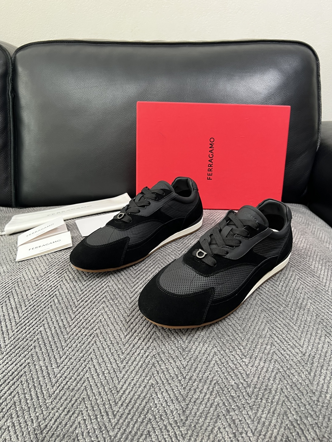 Ferragamo  高品质  顶级工艺品  菲拉格慕   专柜同步发售原厂配置，意大利进口原版牛皮，进口水染牛里 ，鞋