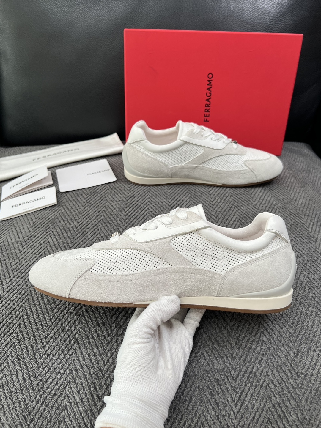 Ferragamo  高品质  顶级工艺品  菲拉格慕   专柜同步发售原厂配置，意大利进口原版牛皮，进口水染牛里 ，鞋