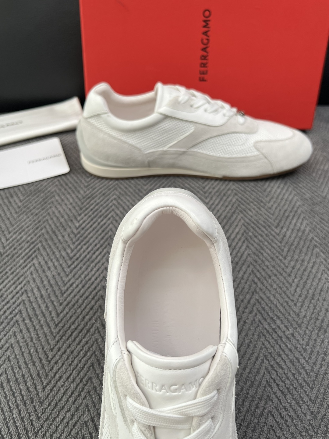 Ferragamo  高品质  顶级工艺品  菲拉格慕   专柜同步发售原厂配置，意大利进口原版牛皮，进口水染牛里 ，鞋