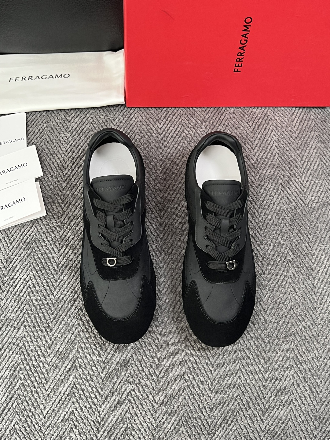 Ferragamo  高品质  顶级工艺品  菲拉格慕   专柜同步发售原厂配置，意大利进口原版牛皮，进口水染牛里 ，鞋