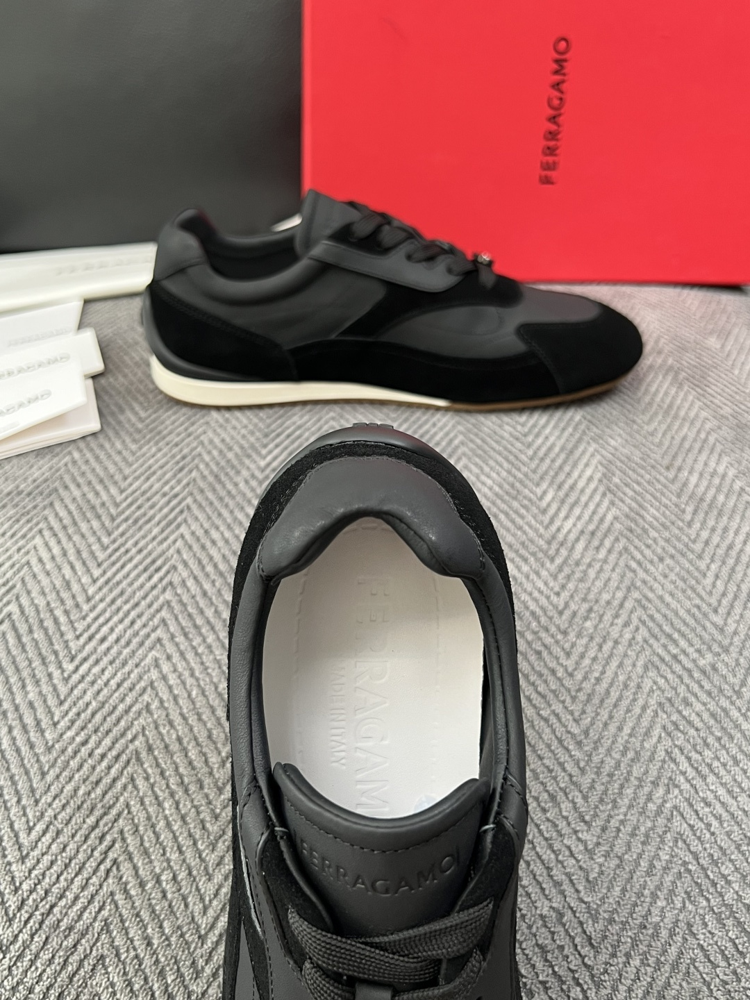 Ferragamo  高品质  顶级工艺品  菲拉格慕   专柜同步发售原厂配置，意大利进口原版牛皮，进口水染牛里 ，鞋