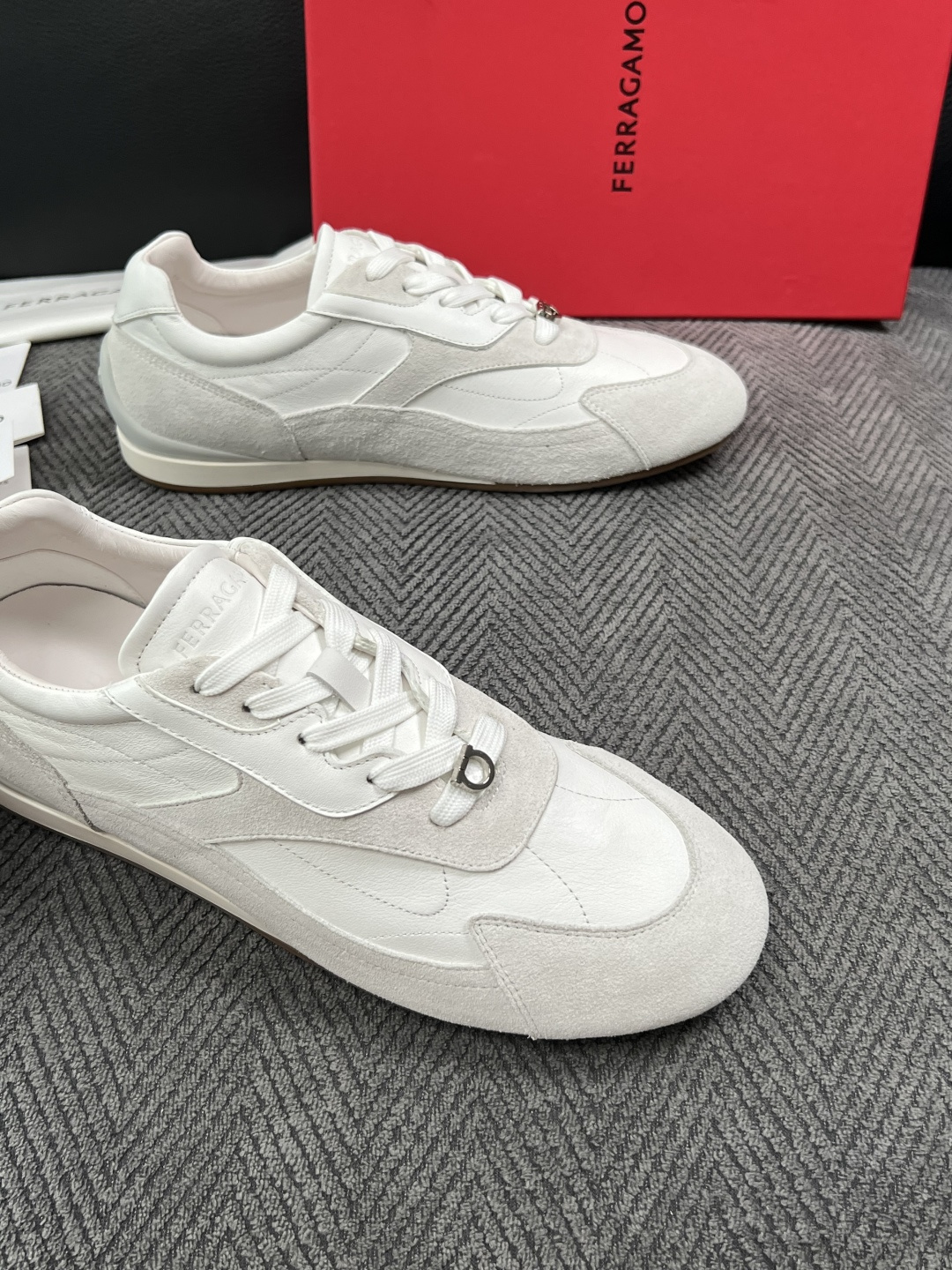 Ferragamo  高品质  顶级工艺品  菲拉格慕   专柜同步发售原厂配置，意大利进口原版牛皮，进口水染牛里 ，鞋